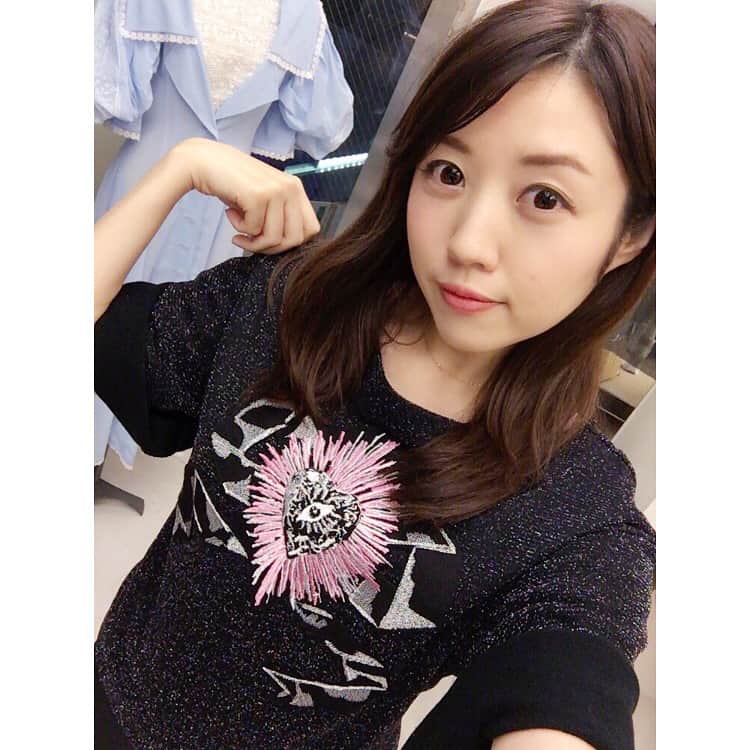 跡部みぅさんのインスタグラム写真 - (跡部みぅInstagram)「MEMUSEの展示会💓 梨紗ちゃんからブランドを立ち上げ、お洋服を作ると聞いた時から、見るのを、着るのをずっと楽しみにしていました😊✨ 梨紗が主催するイベントやライブ、衣装や私服、その世界観を長いことたくさん見てきたこともあり、コレクションを見た時は、相沢梨紗が詰まっている😳！！と感動しました。 近くで見て、着せてもらうと新たな発見がたくさんっ👀！このワンピース特に素敵だなと思ってたから着れて嬉しい😭😭バックのラインが！シルエットが！可愛すぎる😭😭 このお洋服たちを着て出かけたら、日常のイライラや悩みや後悔、全て忘れて、可愛い服を着てお外を歩いていることだけを楽しんで、そんな自分を好きになれるだろうな、って思いました。なんだろう、私なりの「バトルスーツ」の解釈？違ってるかもしれないけど笑 ひとまず自分の服装も考えヘビロテできそうな黒のトップスを注文❤️何と合わせようかなぁ！届くのが楽しみっ💕 #MEMUSE #相沢梨紗」10月25日 23時21分 - miuatobe