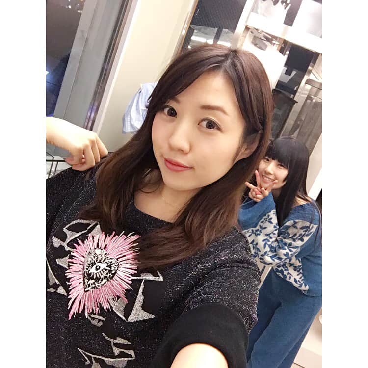 跡部みぅさんのインスタグラム写真 - (跡部みぅInstagram)「MEMUSEの展示会💓 梨紗ちゃんからブランドを立ち上げ、お洋服を作ると聞いた時から、見るのを、着るのをずっと楽しみにしていました😊✨ 梨紗が主催するイベントやライブ、衣装や私服、その世界観を長いことたくさん見てきたこともあり、コレクションを見た時は、相沢梨紗が詰まっている😳！！と感動しました。 近くで見て、着せてもらうと新たな発見がたくさんっ👀！このワンピース特に素敵だなと思ってたから着れて嬉しい😭😭バックのラインが！シルエットが！可愛すぎる😭😭 このお洋服たちを着て出かけたら、日常のイライラや悩みや後悔、全て忘れて、可愛い服を着てお外を歩いていることだけを楽しんで、そんな自分を好きになれるだろうな、って思いました。なんだろう、私なりの「バトルスーツ」の解釈？違ってるかもしれないけど笑 ひとまず自分の服装も考えヘビロテできそうな黒のトップスを注文❤️何と合わせようかなぁ！届くのが楽しみっ💕 #MEMUSE #相沢梨紗」10月25日 23時21分 - miuatobe