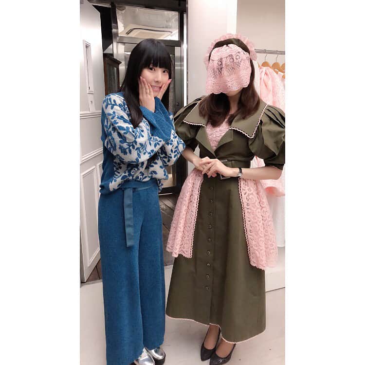 跡部みぅさんのインスタグラム写真 - (跡部みぅInstagram)「MEMUSEの展示会💓 梨紗ちゃんからブランドを立ち上げ、お洋服を作ると聞いた時から、見るのを、着るのをずっと楽しみにしていました😊✨ 梨紗が主催するイベントやライブ、衣装や私服、その世界観を長いことたくさん見てきたこともあり、コレクションを見た時は、相沢梨紗が詰まっている😳！！と感動しました。 近くで見て、着せてもらうと新たな発見がたくさんっ👀！このワンピース特に素敵だなと思ってたから着れて嬉しい😭😭バックのラインが！シルエットが！可愛すぎる😭😭 このお洋服たちを着て出かけたら、日常のイライラや悩みや後悔、全て忘れて、可愛い服を着てお外を歩いていることだけを楽しんで、そんな自分を好きになれるだろうな、って思いました。なんだろう、私なりの「バトルスーツ」の解釈？違ってるかもしれないけど笑 ひとまず自分の服装も考えヘビロテできそうな黒のトップスを注文❤️何と合わせようかなぁ！届くのが楽しみっ💕 #MEMUSE #相沢梨紗」10月25日 23時21分 - miuatobe