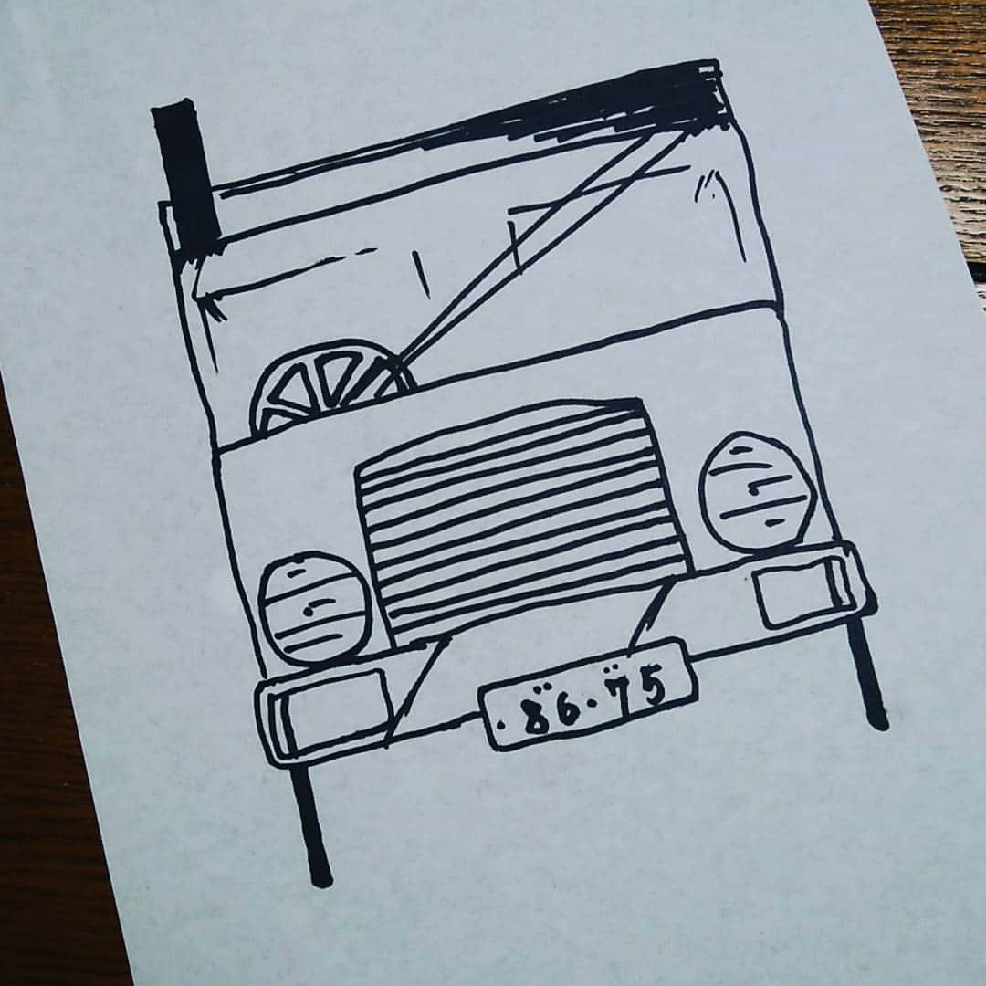 大林健二さんのインスタグラム写真 - (大林健二Instagram)「絵。 「トラックを限りなく真っ正面から」 #煙出すタイプの #大きいの #アメリカの #なんもない所 #走ってるタイプの #トラック #ほっそいね！ #タイヤ #ほっそいほっそいね！！ #大丈夫かな！ #アメリカ横断並みに #これから走るよ！ #途中のパーキングエリア的なんで #他のドライバーに #クスクス笑われるかもね！ #art」10月25日 23時52分 - obayashi0406