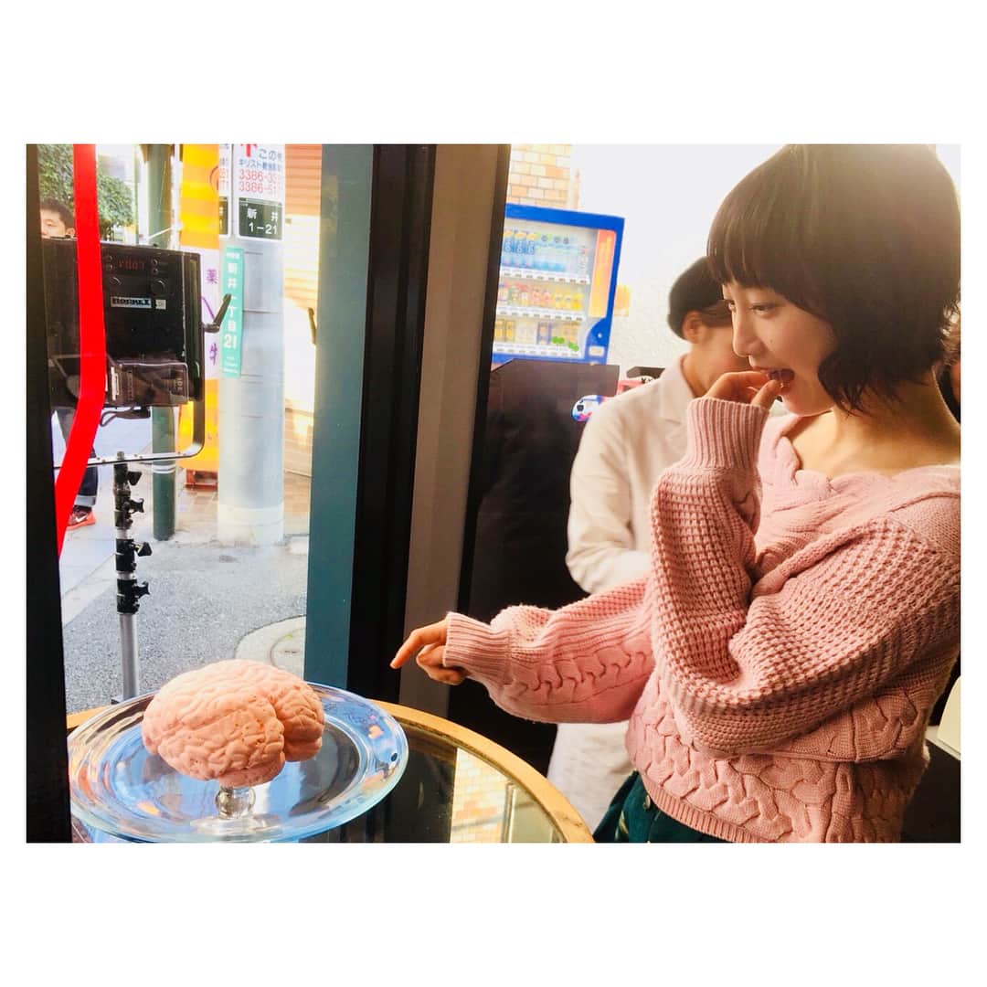 テレビ朝日「オトナ高校」のインスタグラム：「. 英人の幼なじみ・中山遥香役、松井玲奈さん👏 お菓子の脳みそに興味津々の様子😳 . #オトナ高校 #やらみそ #テレビ朝日 #土曜ナイトドラマ #松井玲奈 #幼なじみ #遥香ちゃん #オフショット #キャンディー #食べながら #マシュマロ の #脳みそ見つめる #不思議な構図 #なのにかわいい🙈💓 #ふにふに #ちょんちょん #🍬 #🍭」