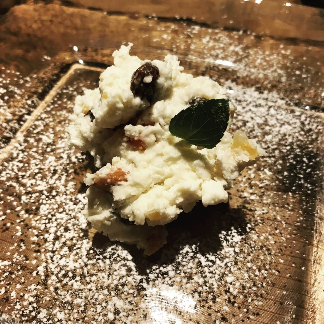 甘糟記子さんのインスタグラム写真 - (甘糟記子Instagram)「鎌倉の目的はラッテリアbebeにてランチ☆*:.｡. o(≧▽≦)o .｡.:*☆ いや〜、ここのブッラータハマった（笑）  みんなでこれを食べに来たようなもんです(≧∀≦) カットすると中から流れ出るクリーム☆*:.｡. o(≧▽≦)o .｡.:*☆ は〜幸せじゃ〜！ もちろん持ち帰り分もしっかりゲット！！ ついでに生ハムとモッツァレラも( ^ω^ )  お値段も本当に安いし、都内ではまず出会えません！  今日の夕飯は鎌倉尽くしだな（笑）  #ラッテリアべべ鎌倉#ブッラータ#べべ#bebe#鎌倉#美味しいもの#イタリアン#ハマった#クリーミィ#モッツァレラ#絶品」10月26日 9時59分 - norihey924