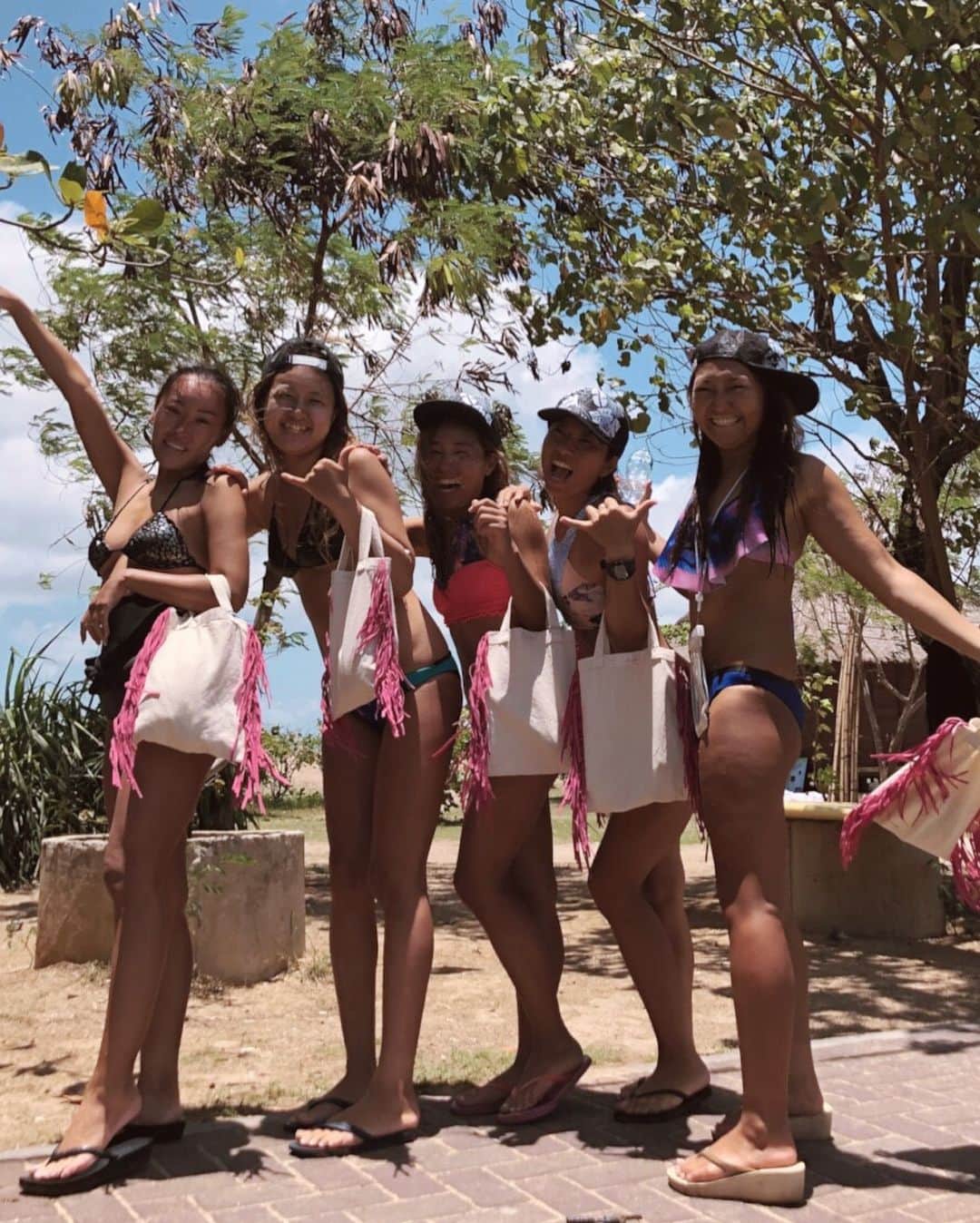 TOKYO SELSEA PROJECTさんのインスタグラム写真 - (TOKYO SELSEA PROJECTInstagram)「【SELSEA Girls Surf Trip in Bali】 @searoomlynn_official さんよりフリンジbagとフェイスタオルの協賛頂きました！ sea room lynn定番のフリンジbagのピンクとターコイズヴァージョン。 今年の夏 逗子のbeach houseで限定販売されてた物をSELSEA girlsたちのプレゼントに特別に提供してくださいました💝 ありがとうございます💗 海が似合うみんなに元気なピンクとターコイズがぴったり❣️ . #tokyo_selsea_project #searoomlynn #girlssurftrip #bali」10月26日 11時13分 - selsea.jp