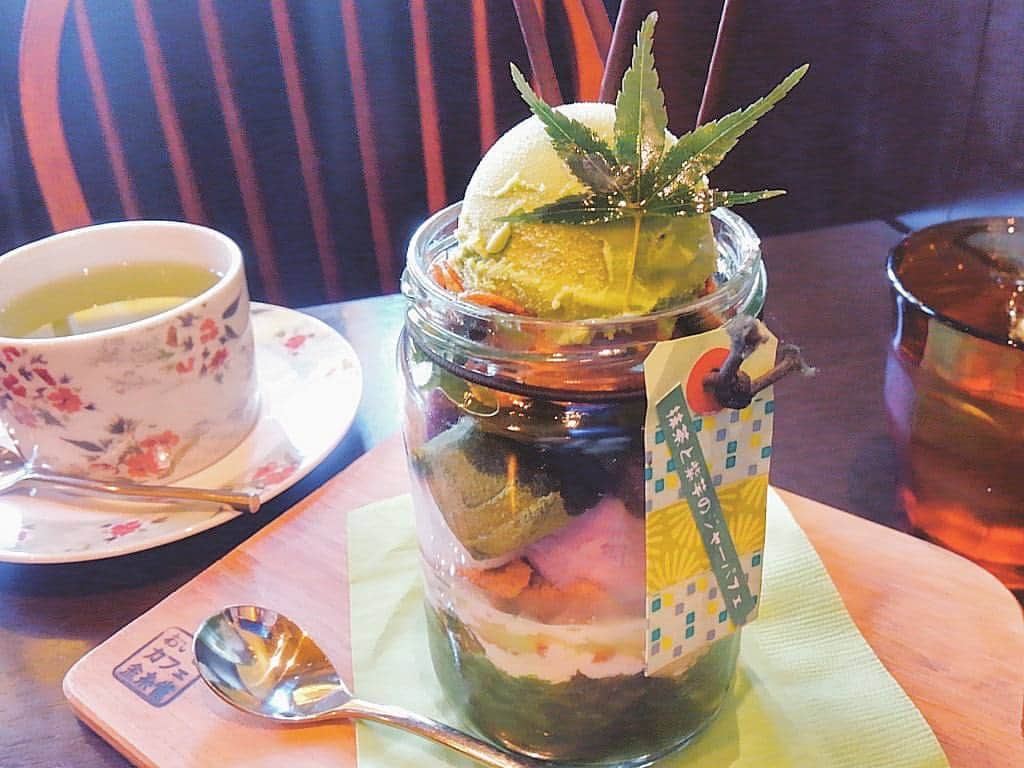 おいもカフェ金糸雀のインスタグラム：「. 秋の行楽で賑わう鎌倉にお似合いの『抹茶と紫芋のジャーパフェ』。 竹林をイメージしたフォトジェニックなビジュアルに加え、抹茶プリンや抹茶わらび餅、抹茶ゼリーなど、様々な抹茶スイーツを、紫芋アイスなどのおいもスイーツと一緒に味わい尽くせる贅沢な和パフェです(^^) #おいもカフェ金糸雀 #カフェ #鎌倉 #パフェ #スイーツ #フォトジェニック #竹林 #もみじ #カワイイ #抹茶 #アイス# #紫芋 《おいもカフェ金糸雀》 営業時間：10:00-18:00(L.O.17:30) 定休日：水曜日 248-0006 神奈川県鎌倉市小町2-10-10 小町TIビル1F TEL：0467-22-4908」