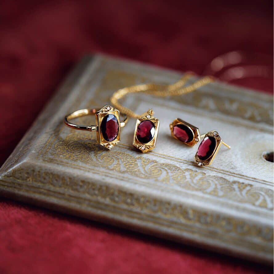 ageteさんのインスタグラム写真 - (ageteInstagram)「・ 【2017 Winter Collection】 縦長のフォルム、直線的なラインのあしらいで大人な表情。 細部の装飾にアンティークテイストを感じられる、クラシカルな魅力にあふれるシリーズ。 #agete #jewelry #accessory #necklace #pierced #ring #winter #collection #newarrivals #アガット #ジュエリー #アクセサリー #ネックレス #ピアス #リング #冬 #コレクション #新作」10月26日 12時22分 - agete_official
