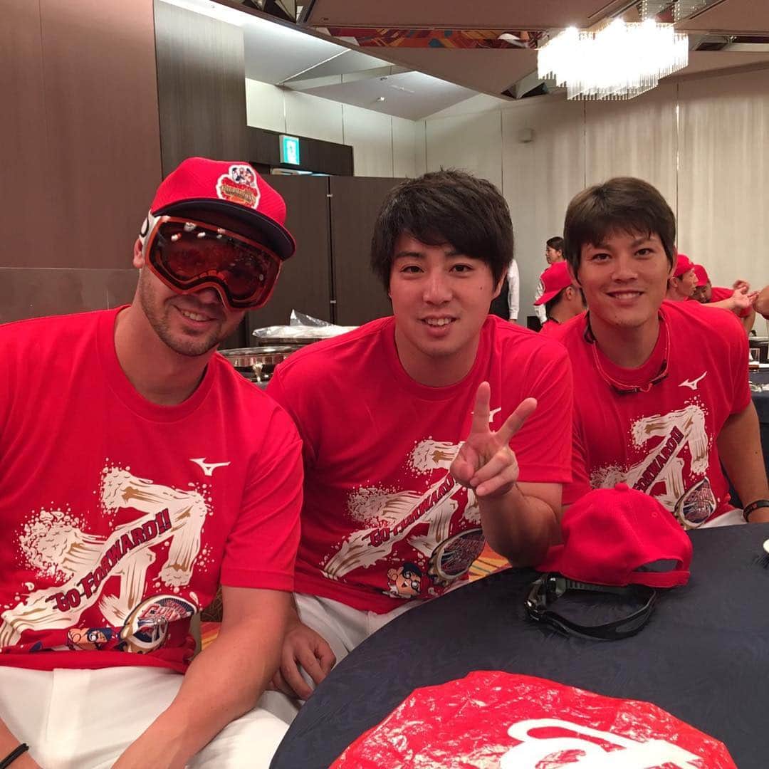 野村祐輔のインスタグラム：「1年間応援ありがとうございました。 最後は悔しい結果に終わってしまいましたが、リーグ連覇出来たことはすごく大きなことだと思います。 これからは来シーズンに向け、もっと成長できるように頑張ります。  本当にありがとうございました。」