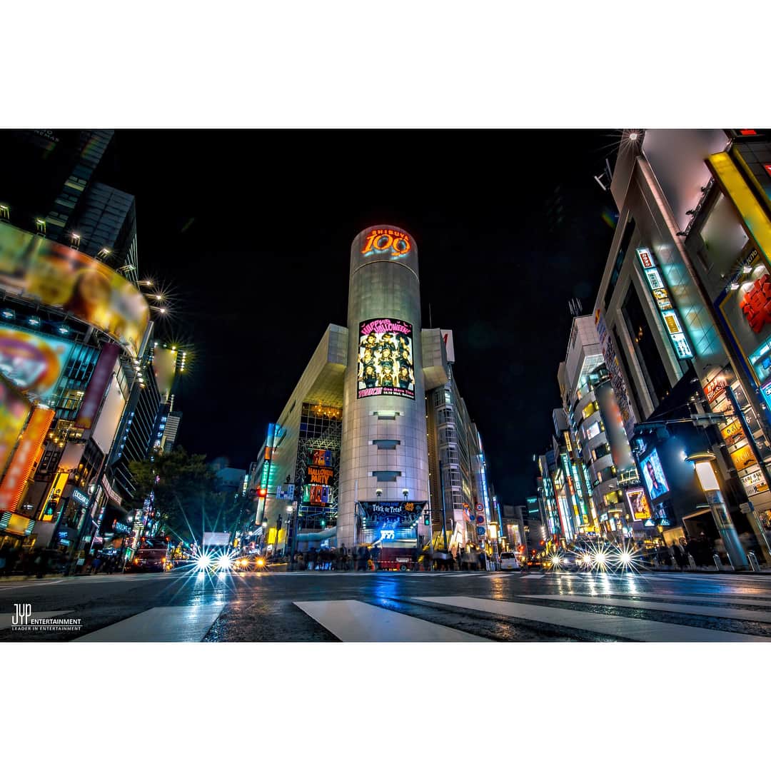 TWICE JAPANさんのインスタグラム写真 - (TWICE JAPANInstagram)「TWICEが魔女に変身してハロウィンシーズンの渋谷に登場！TWICEと一緒に素敵なハロウィンを送りましょう♪  #TWICE #OneMoreTime」10月26日 18時00分 - jypetwice_japan