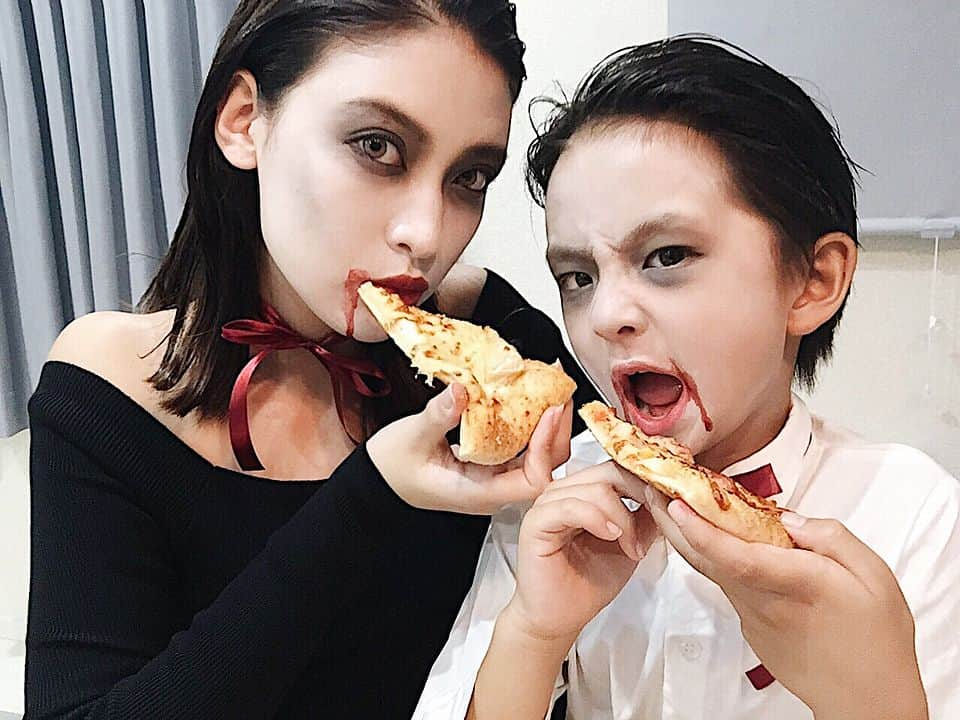 孫きょうさんのインスタグラム写真 - (孫きょうInstagram)「ドラキュラ親子😈💉⚰️ ハロウィンメイクしてピザパーティー🍕🍕ピザハットのハロウィン限定ピザ「ハロウィン4」が美味しかった👅❤️ みみまで美味しいシリーズが大好きなんだけど、ハロウィン限定はみみの上にまさかのキャラメルシュガー🍯みみの中はたっぷりチーズ🧀甘しょっぱいくて美味しくてれおもハマってた👦🏻👌🏼 今ならハロウィンキャンペーンもやっててWEB注文で500円OFFになったり、前日までにテイクアウト指定で事前予約をして当日取りに行くと50％OFF👻ハロウィンはピザパーティーが大人も子供も楽しいね🍕🍕🍕 @pizza_hut_japan . #ハロウィン4  #ピザハット #ハロウィン #ハロウィンパーティー #ドラキュラ #キャラメル #チーズ #pizzahut #halloween  #halloweenparty #dracula #trickortreat #PR」10月26日 19時11分 - sonkyou1013