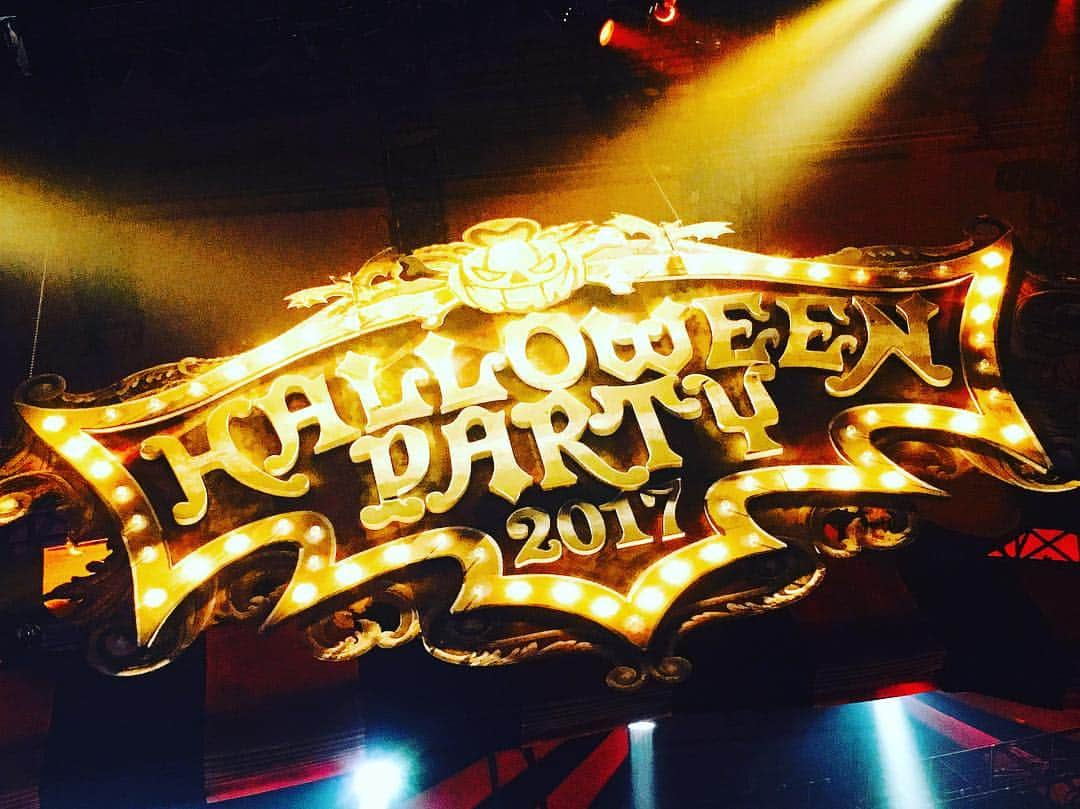 VAMPSのインスタグラム：「いよいよ明日から3日間、幕張メッセでHALLOWEEN  PARTY 2017 開催! みなさんの仮装楽しみにしてます! VAMPSの仮装もお楽しみに👻 . 3 days of HALLOWEEN PARTY 2017 at Makuhari Messe start tomorrow! What will you wear? What will VAMPS wear? We can’t wait to see! #vamps #ハロパ2017 #halloweenparty」