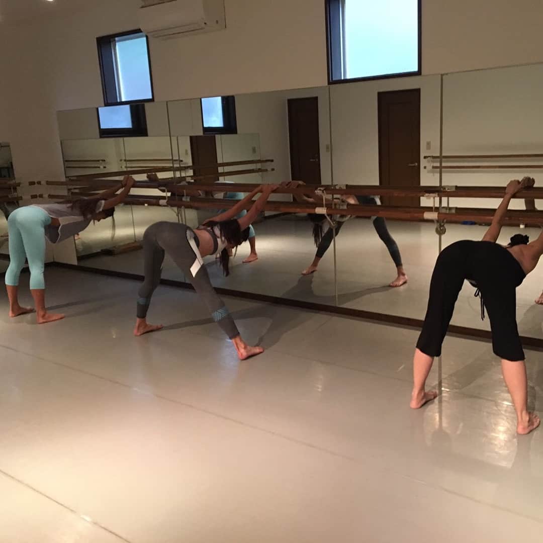 福田萌子さんのインスタグラム写真 - (福田萌子Instagram)「しなやかで美しい動きを習得するべく、ジャスティーンとココさんのバレエトレーニングを受けに行って来ました。 自分の身体を自分でコントロールする事って結構難しい。 11月からは誰でも参加できるクラスを開設するそうなので皆さんも是非 #ココトレ を体感してみて下さいっ。 ・ #training #workout #fitness #fitnessmotivation #ballet #classicballet #ballettraining #stretch #stretching #flexibility #splits #flexy #adidas #adidastokyo #adidaswomen #cosmogirl #cosmogirls」10月26日 19時22分 - moekofukuda
