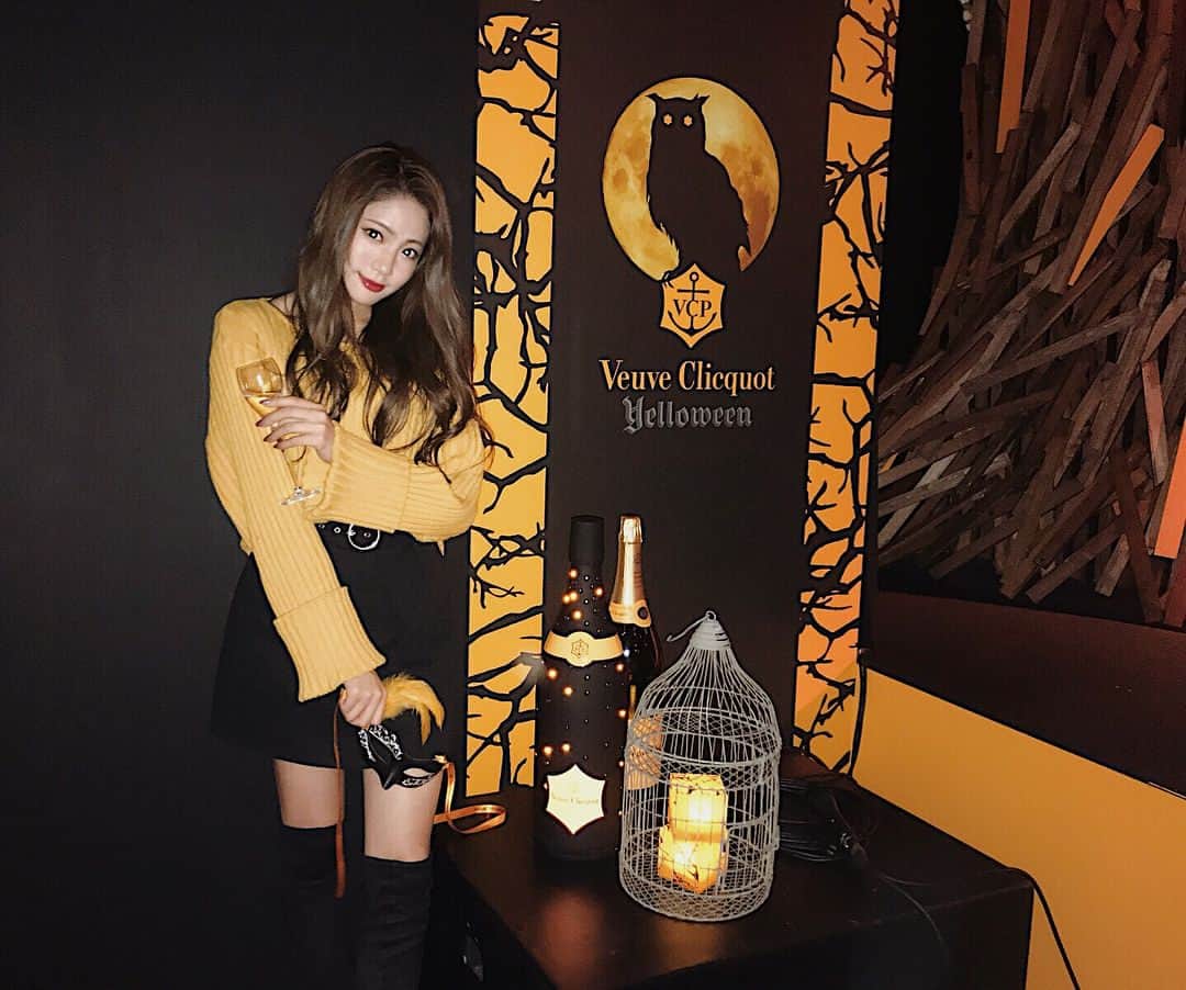 志田友美（ゆうみん）のインスタグラム：「ヴーヴのパーティーへ👯💋 .  #veuveclicquot #yellowlabel #yelloween  #party #instadaily #me」