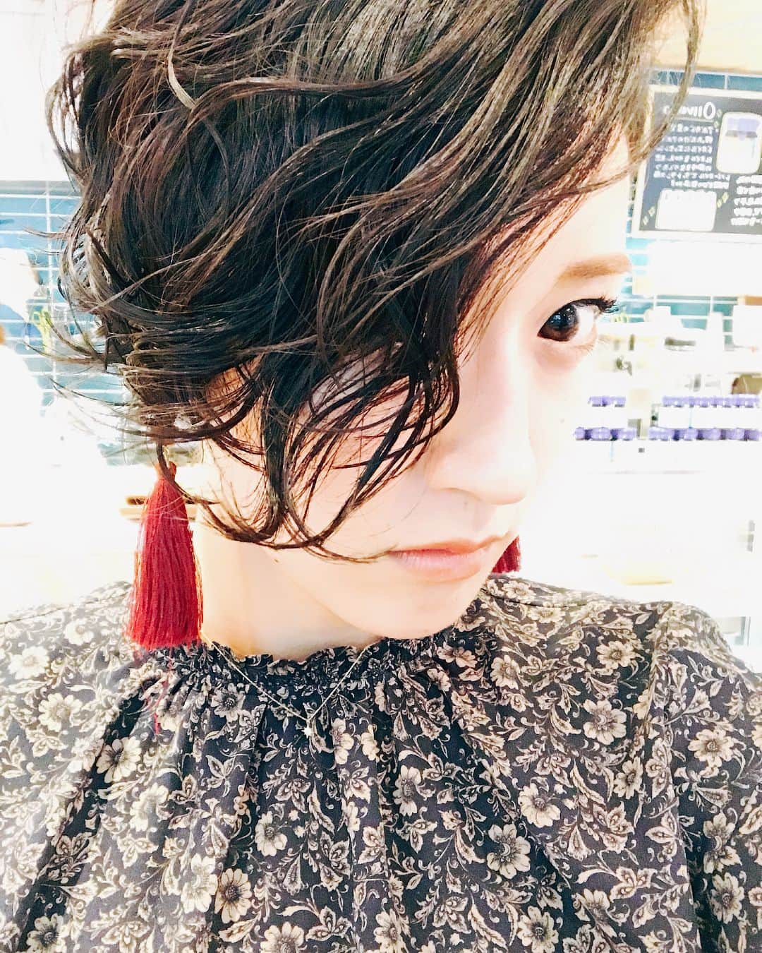 松原凜子さんのインスタグラム写真 - (松原凜子Instagram)「うーん、ストレートのままの方が良かったかもしれません。 でもいいや。この髪型を楽しみます！  #パーマかけた #ちょいと後悔  #かっこいいにはほど遠い」10月26日 20時51分 - rinko_matsubara