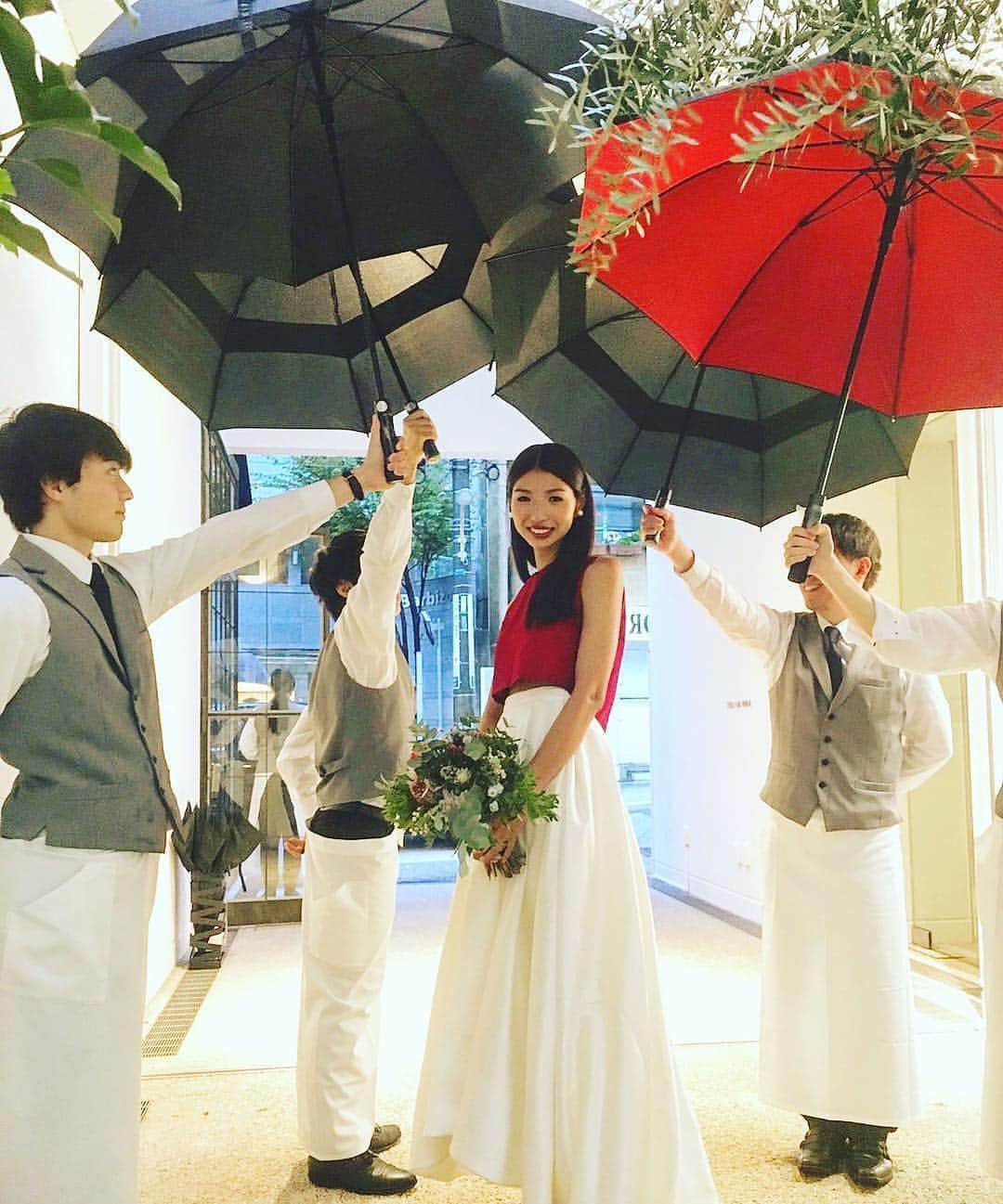 Club Ciel'd Etoilesのインスタグラム：「雨の日って、すてき☺️ ・ ・ 今週末の結婚式へ向け着々と準備を、すすめてます〜〜💓 ・ ・ by @maisondeblanche  #雨 #傘 #ドレス #フラワー #コーディネート #ナチュラル #フォト #フォトジェニック #ファインダー越しの私の世界 #一眼レフ #クラシカル #ブーケ #花束 #グリーン #プレ花嫁 #花嫁 #卒花 #秋 #wedding #flower #photo #ゲストドレス」