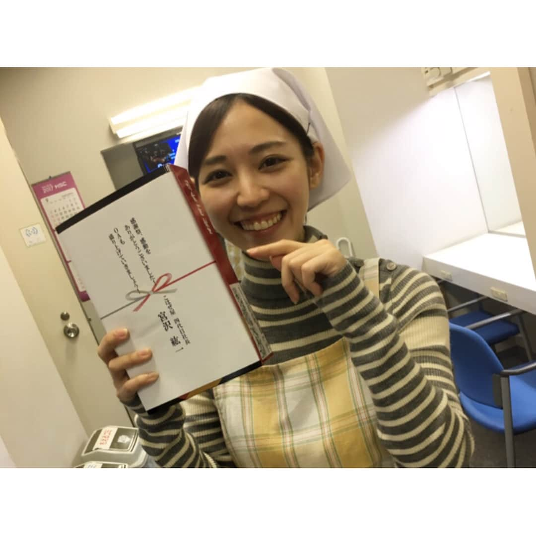 吉谷彩子さんのインスタグラム写真 - (吉谷彩子Instagram)「今日はこはぜ屋の社長(役所広司さん)からまさかのサプライズ叙々苑弁当♡ みんなのテンションマックスでした！笑  そしてそして、 明日、横浜マラソンEXPO2017のオープニングに銀行員大橋役の馬場徹さんランナー水木役の石井貴就さん青山学院大学陸上競技部監督の原監督と共に、私、仲下美咲役の吉谷彩子も壇上する事になりました！！ 陸王の撮影秘話などお話しできたらと思っていますので、お時間ある方、是非いらっしゃって下さい！ 入場無料です(o^^o) 11:30に横浜赤レンガ倉庫にゴーです！  #横浜マラソンEXPO2017 #陸王 #馬場徹 さん#石井貴就 さん #原監督#吉谷彩子 #横浜赤レンガ倉庫 #是非来てね」10月26日 22時04分 - ayako_yoshitani