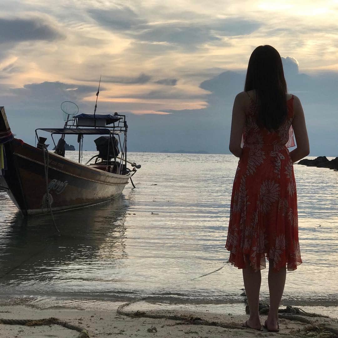 のインスタグラム：「まいちゅん写真集の旅(13) 写真集に欠かせないのは、サンセット。綺麗なサンセットが見られるよう祈りながらビーチに。水平線には雲が立ち込めていましたが、なんとかギリギリでサンセットを見ることができました。海に浮かぶ木舟とサンセットを見つめるまいちゅん。後ろ姿がとても絵になっていました。 #乃木坂  #新内眞衣  #タイ  #サムイ  #オールナイトニッポン０」