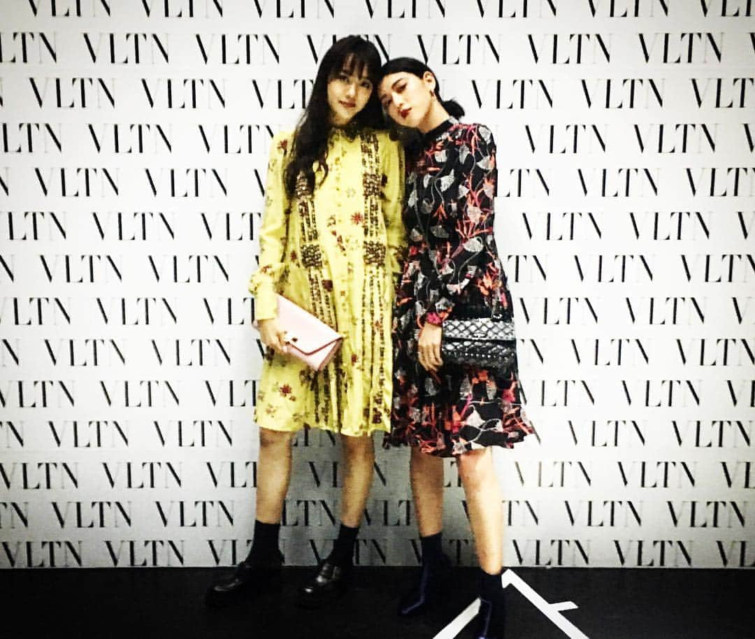 三吉彩花さんのインスタグラム写真 - (三吉彩花Instagram)「@maisonvalentino  Beautiful🥀🎉」10月26日 22時44分 - miyoshi.aa