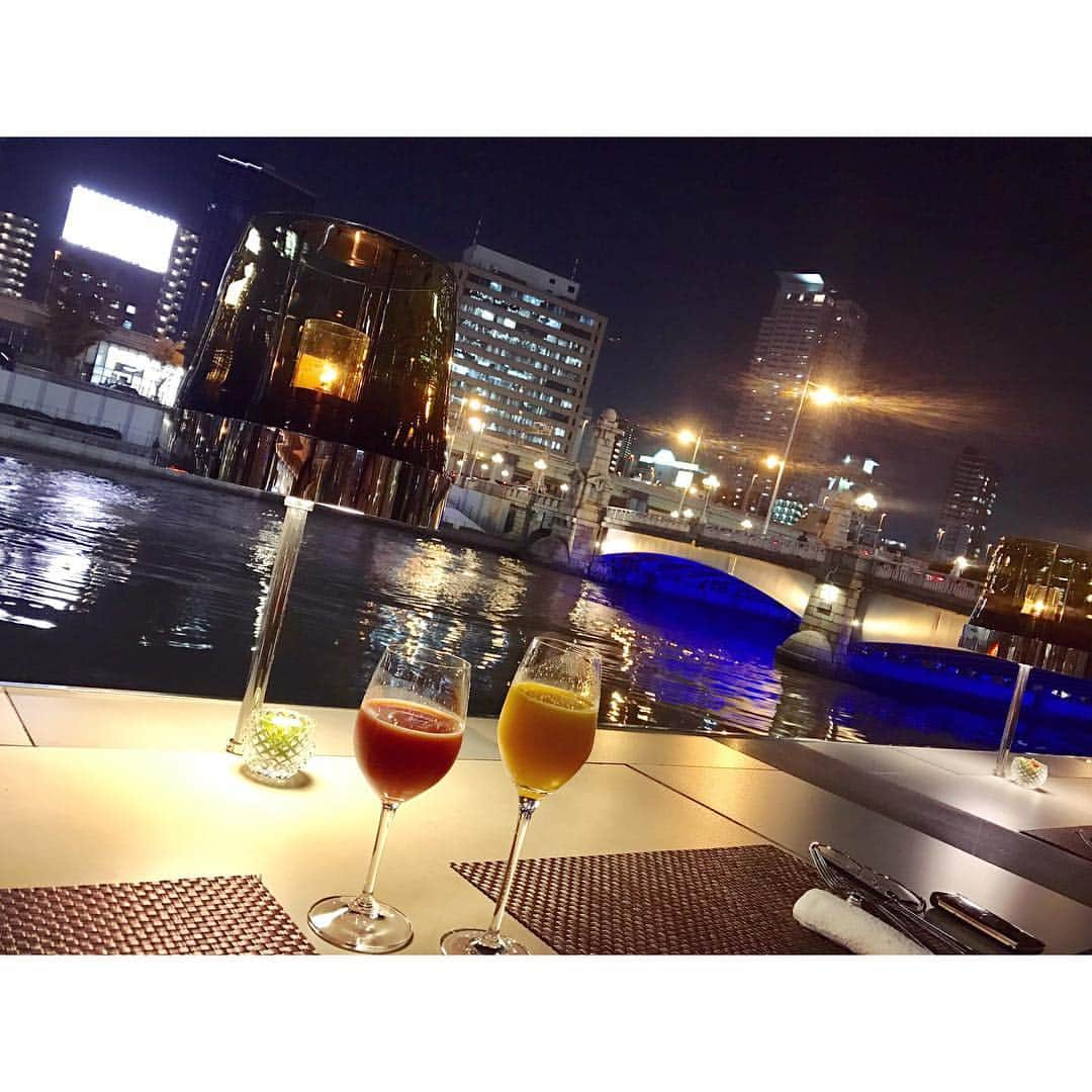 Marinaさんのインスタグラム写真 - (MarinaInstagram)「よっしー「夜ご飯何食べたい？」 . 私「お洒落なお店に行きたい(*´∀`)♪」 . よっしー「わかった！調べるわ！」 . . ってカップルか✋笑 . そして、連れて来てもらったお店がこちら✨✨ . . よっしーセレクト最強説。笑 . . よっしーと私は夜景とかお洒落な場所が大好きなので、2人でよくお洒落スポットにデートしてます❤️笑 . . 楽しかった〜〜🌝♡ . . #AldiousMarina #AldiousYoshi #dinner #instagood #夜景  #大阪 #お洒落レストラン #女子2人 #語るよね #写真撮るよね」10月26日 23時24分 - aldiousmarina