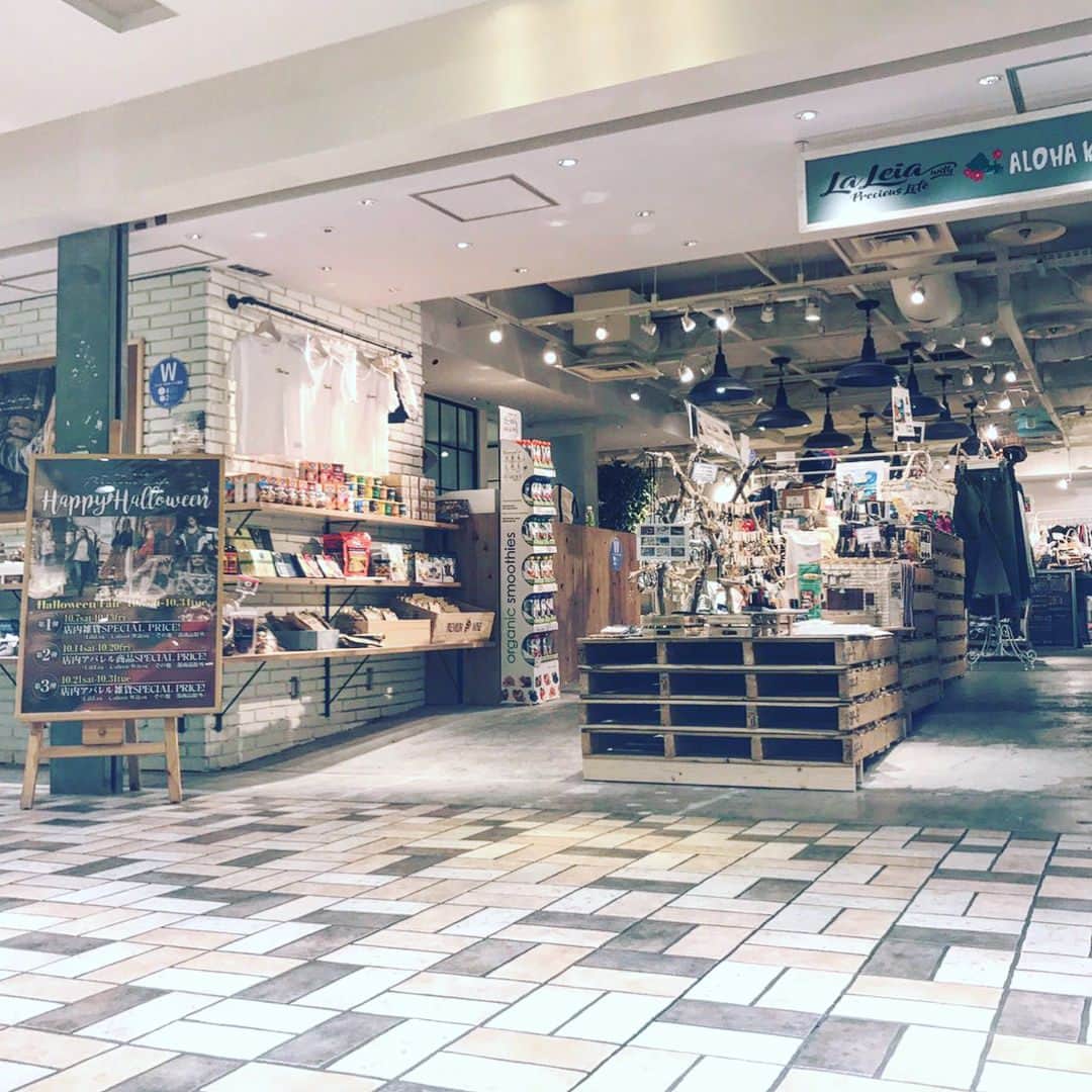 ラレイアのインスタグラム：「🌺 NEW OPEN🌴 La Leia Precious Life with ALOHA Kitchen😍🍴🌈 @laleia_kichijoji  @alohakitchenkichijoji  本日 #open 致しました！ 日本初の #alohakitchen コラボショップ💓 アパレルからインポート雑貨、ハワイアンフードやお洒落な調味料やお菓子など、すべてのライフスタイルグッズが手に入ります😍✨ #ハワイ を感じながらお買い物をしたあとは、おすすめのふわふわパンケーキでお茶しても💁🌈 皆さまのご来店お待ちしております💕 ・ アトレ吉祥寺B1F 時間:10:00〜21:00 . #laleia#laleiapreciouslife#hawaii#hawaiian#cafe#alohakitchen#pancakes#apparel#fashion#instagood#instafashion#surf#ラレイア#ラレイアプレシャスライフ#可愛い#ファッション#サーフカジュアル#カフェ#パンケーキ#アロハ#アロハキッチン#ビーチ#サーフ#ハワイ#吉祥寺#ハンドメイド#海を感じるインテリア」