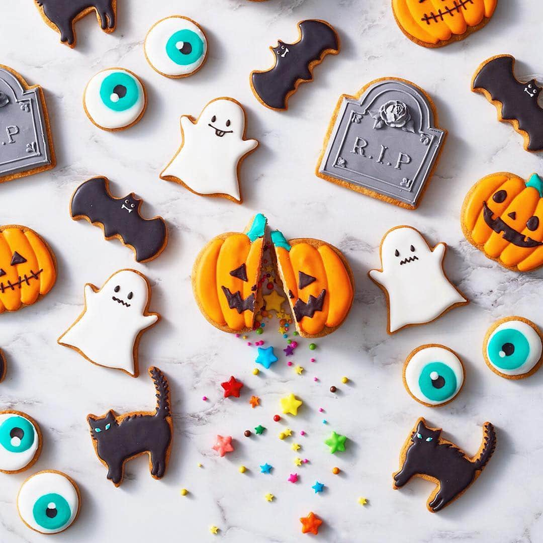 Panasonic Cooking（パナソニッククッキング）さんのインスタグラム写真 - (Panasonic Cooking（パナソニッククッキング）Instagram)「Happy Halloween !! 中からチョコチップが出てくる仕掛けがかわいいハロウィンのアイシングクッキーで、 TRICK OR TREAT !! ・ #ハロウィン #halloween #トリックオアトリート #trickortreat #ジャックオランタン #jackolantern #かぼちゃ #カボチャ #pumpkin #おばけ #オバケ #ghost #黒猫 #cat #コウモリ #bat #墓 #grave #アイシングクッキー #cookies #クッキングラム #homecooking #パナソニッククッキング #panasonic_cooking #パナソニック #panasonic」10月27日 6時20分 - panasonic_cooking