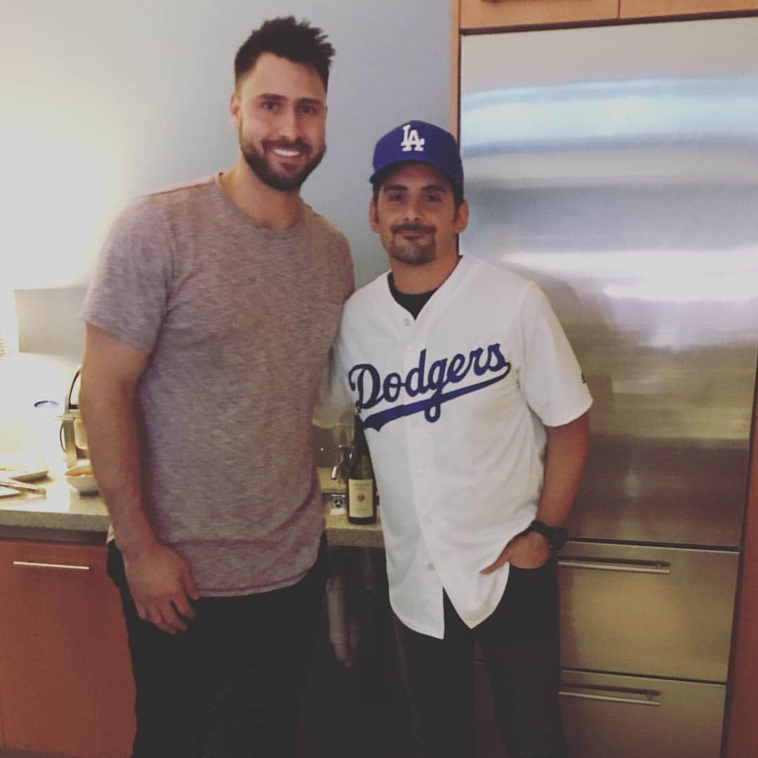 ジョーイ・ギャロさんのインスタグラム写真 - (ジョーイ・ギャロInstagram)「Got to watch Game 2 with a legend last night! @bradpaisley」10月27日 7時13分 - joeygallo24