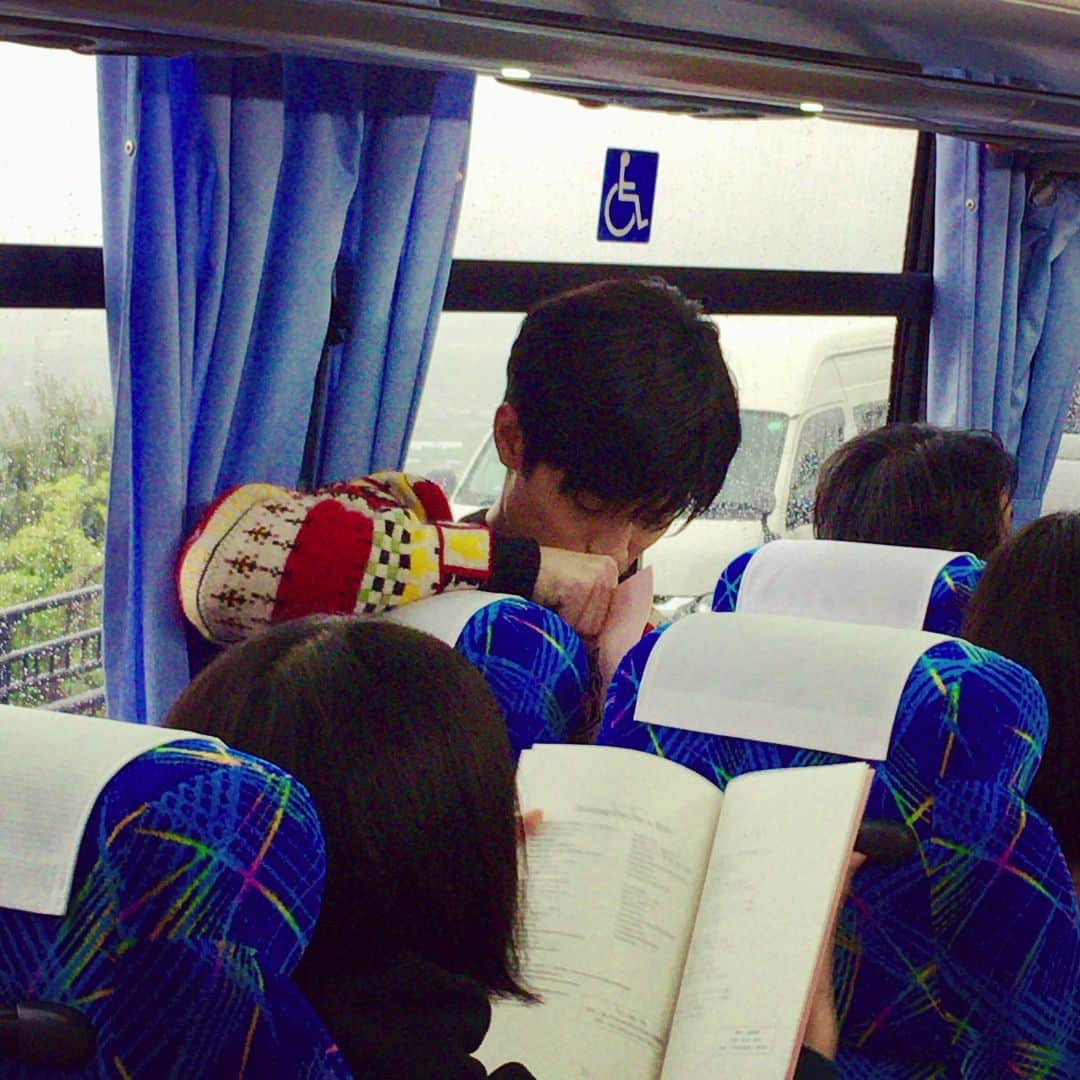テレビ朝日「オトナ高校」のインスタグラム：「. 本日は、読書の日＆活字の日📕なんだそうで…！ しおりを読んでいるチェリート🙋‍♂️木陰で本を読んでるヒミコ🙋 . #三浦春馬 #チェリート #山田真歩 #ヒミコ #オトナ高校 #やらみそ #テレビ朝日 #📖 #今日は何の日？ #読書の日 #活字の日 #活字文化の日 #英人さんこっそり業務 #みんな持ってる修学旅行のしおりなのに #なんでこそこそ隠れて読んでるの😂？ #ヒミコ漫画オタクのはずなのに #まさかあらゆる恋愛小説も読破してるの😂？ #ふたりとも謎めいてる」