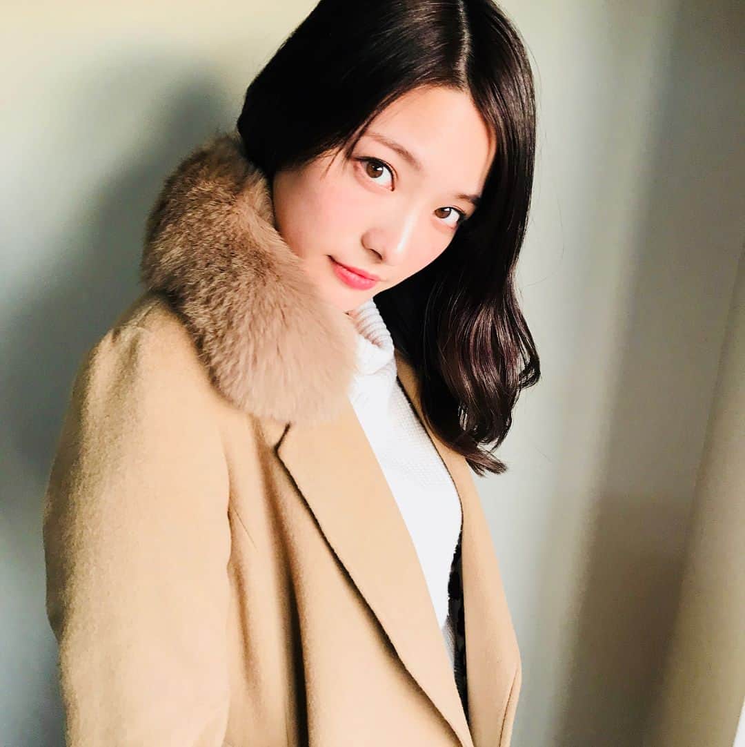 上田眞央のインスタグラム：「@duras_official のカシミヤコート😊 ファー付け替えられて、1枚のコートで3種類楽しめる♪ 寒くなるのが楽しみだっ✨  #DURAS  #カシミヤ  #カシミヤコート  #3way」