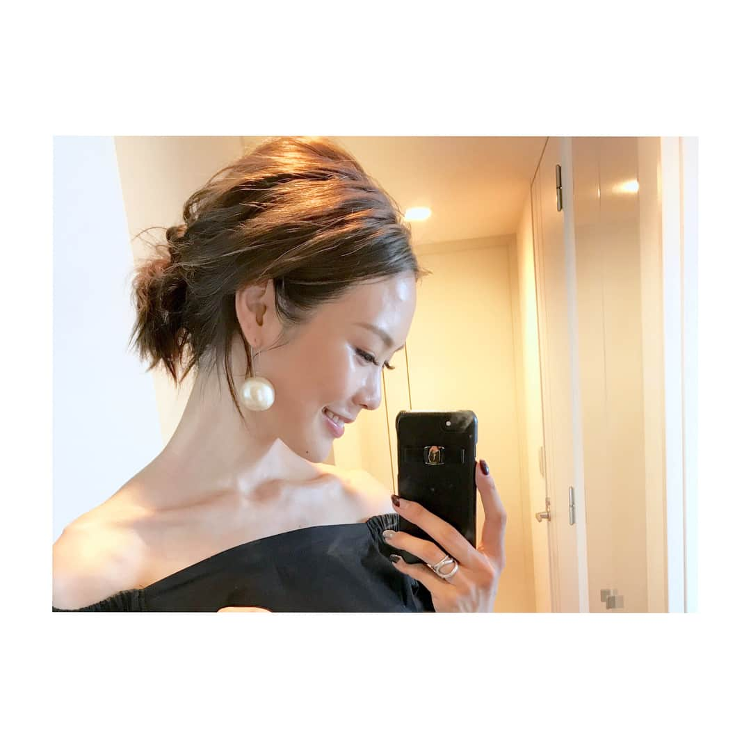 小林有里さんのインスタグラム写真 - (小林有里Instagram)「❤︎ タートル×お団子ヘア この季節がやってきた👏❤️ . . . そして、 LILYSサイトでボールパールピアスの予約を開始致しました🖤 . 写真のピアスも同時に販売しております🖤 (黒も◡̈♥︎) . . 数量も限りがありますので、気になる方はぜひよろしくお願い致します🙇‍♀️✨ . . #ピアス #silver925 #パール #hairarrange #chignon #fashion lover #locari #momlife #お団子ヘア #ヘアアレンジ #シニヨン #タートルネック #ニット . 11/4の江ノ島イベントでは即売します🖤 @mybeachjp」10月27日 19時59分 - lilyshandmade