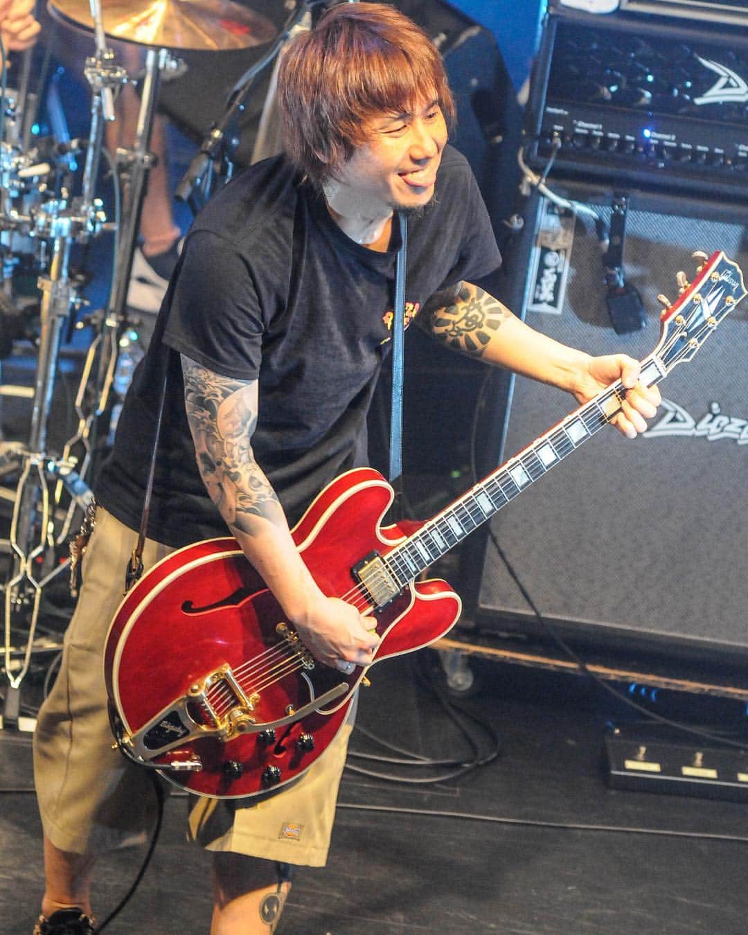 横山健さんのインスタグラム写真 - (横山健Instagram)「【Hi-Standard “The Gift tour 2017】@O East, Shibuya, Tokyo  しっかりニューアルバムを引っさげてステージに上がるのは格別な気分。頑固者の横山も納得……と言うか見てくれ、この嬉しそうな顔をw photo by Yuji Honda  #guitar #guitarist #gibson #es355 #freddy #histandard #ハイスタ #thegifttour2017 #kenyokoyama #横山健 #pizzaofdeath」10月27日 20時17分 - kenyokoyamaofficial