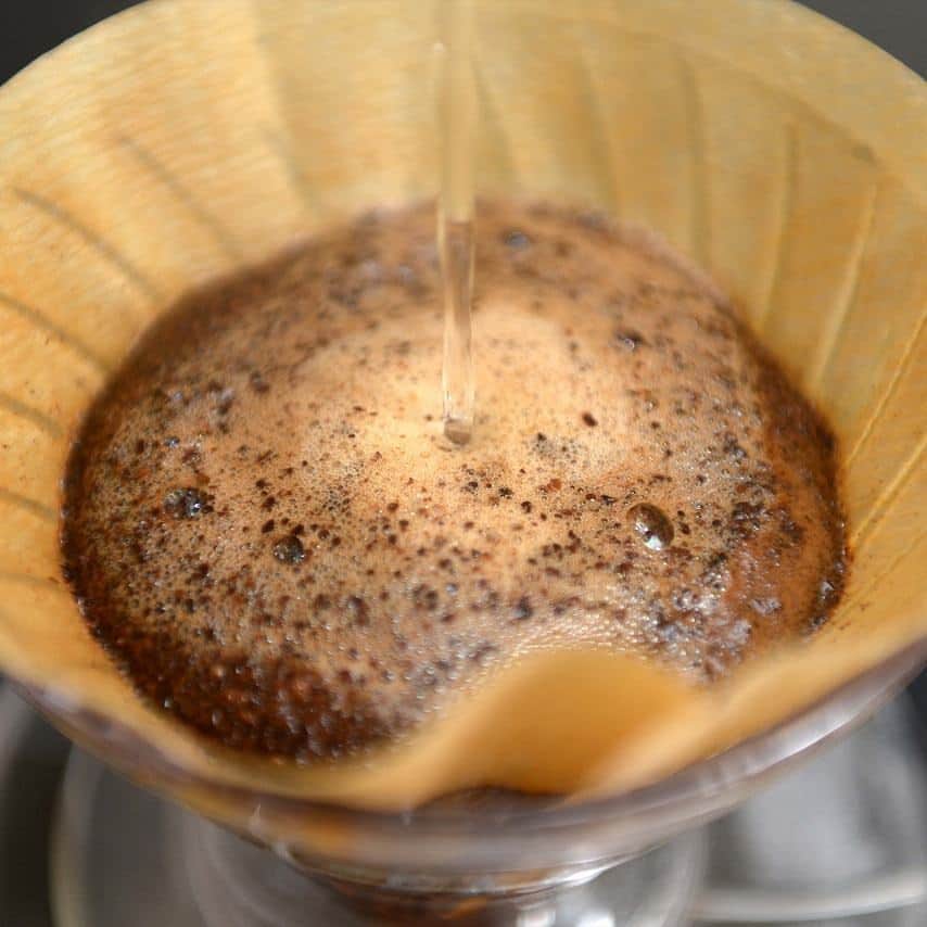 Slorn （スローン）のインスタグラム：「明日10月28日（土）から、奥沢のITTA COFFEEでSlornアプリを使ってチェックインをし、コーヒー豆を200g以上購入して下さった方に、500円以下のお好きなドリップコーヒーが1杯無料で提供される「お好きなドリップコーヒー１杯無料キャンペーン」がスタートします！ 日頃、お店でのみコーヒーを飲んでいる方も、このチャンスにご自宅でコーヒーを楽しんでみてはいかがでしょう？ また、ITTA COFFEEでは、今Slornユーザーの間で人気の、ブルボン種だけを使ったブレンド「オンリーブルボン」や、影の人気商品「デカフェ・ブラジル」など厳選された特徴あるコーヒーを提供しております。 キャンペーンは、10月28日（土）から11月5日（日）までの実施となります。 気になる1杯を試してみるこの機会をお見逃しなく！  Slornアプリのダウンロードは、プロフィールのリンクからどうぞ！  #coffee  #cafe  #Slorn  #コーヒー  #カフェ #SPECIALTYCOFFEE  #スペシャルティコーヒー #キャンペーン」