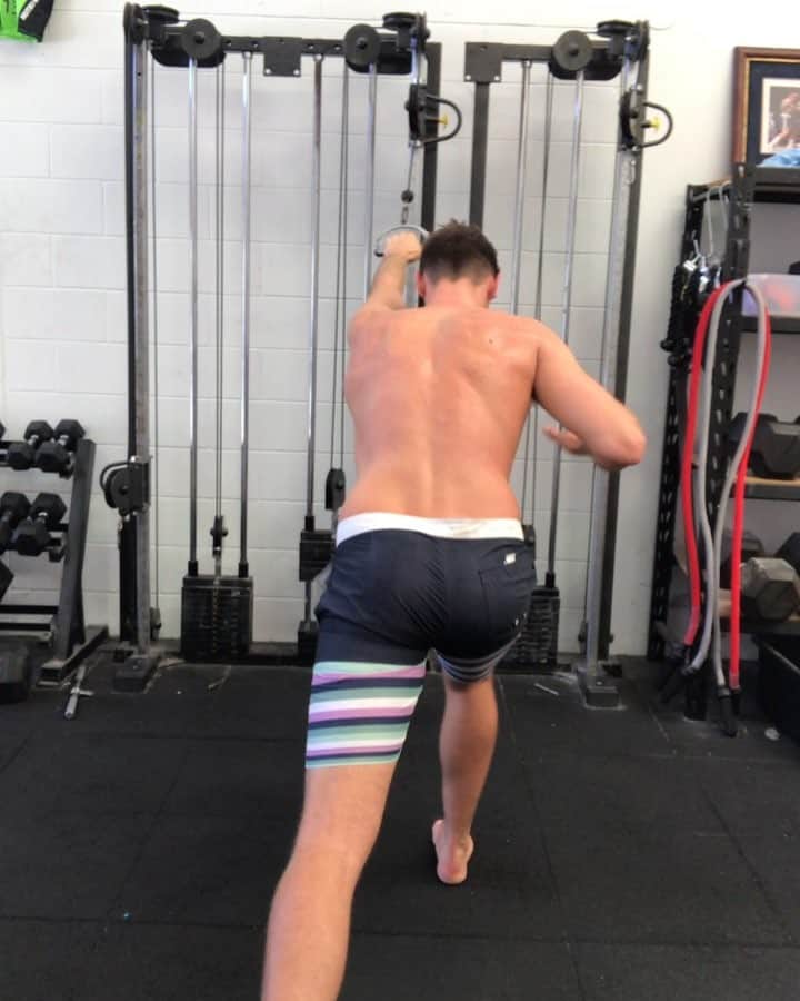 トーマス・フレイザー・ホルムズのインスタグラム：「Learning new ways to move my body better, love it!! 🙌🏻@taylormadecoaching」
