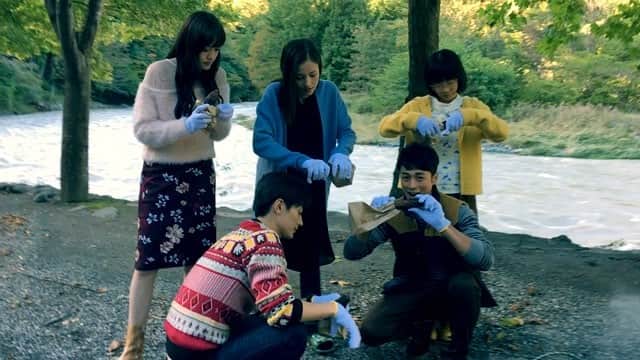 テレビ朝日「オトナ高校」のインスタグラム：「. 焼き芋をわる瞬間、、、大興奮😍 ぱっかーん🍠 . #三浦春馬 #チェリート #黒木メイサ #スペア #松井愛莉 #さくら #山田真歩 #ヒミコ #夕輝壽太 #ヤルデンテ #オトナ高校 #やらみそ #テレビ朝日 #秋 #風物詩 #焼き芋 #焼き芋パーティー #撮影現場 #オフショット #🍠 #🍁 #あれ？ #英人さん #このあいだもお芋持ってなかった🤣？ #まさかの繋がり #こんな展開 #予想していませんでした #もしかして芋王子🤴（ #サツマイモの日の動画とセットで見てね ）」