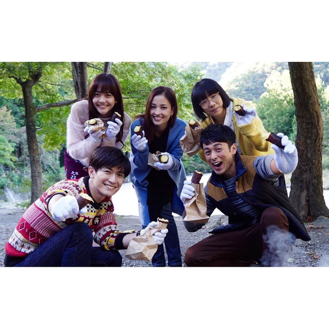テレビ朝日「オトナ高校」のインスタグラム：「. 秋の風物詩🍁 撮影現場で焼き芋やっちゃいました🍠✨✨ . #三浦春馬 #チェリート #黒木メイサ #スペア #松井愛莉 #さくら #山田真歩 #ヒミコ #夕輝壽太 #ヤルデンテ #オトナ高校 #やらみそ #テレビ朝日 #秋 #風物詩 #焼き芋 #撮影現場 #オフショット #🍠 #🍁 #お揃いの軍手 #焼き芋ぱっかーん #うれしそう #ぐうかわ  #どんどん食べて #まだまだあるよ #保護者の気持ち😂」