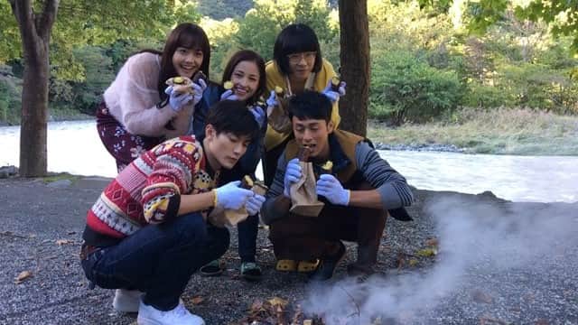 テレビ朝日「オトナ高校」のインスタグラム：「. かわいみの大渋滞💓💓💓💓💓 with🍠 . #三浦春馬 #チェリート #黒木メイサ #スペア #松井愛莉 #さくら #山田真歩 #ヒミコ #夕輝壽太 #ヤルデンテ #オトナ高校 #やらみそ #テレビ朝日 #秋 #風物詩 #焼き芋 #🍠 #🍁 #アチッ #無邪気すぎる #火傷しそうになりながら #もぐもぐ #止まらない #焼きイモ会場から #撮影現場に戻るまでの間も #みんなずっと #ぱくぱく #準備してよかった #うれしくって #なんか出る😭」