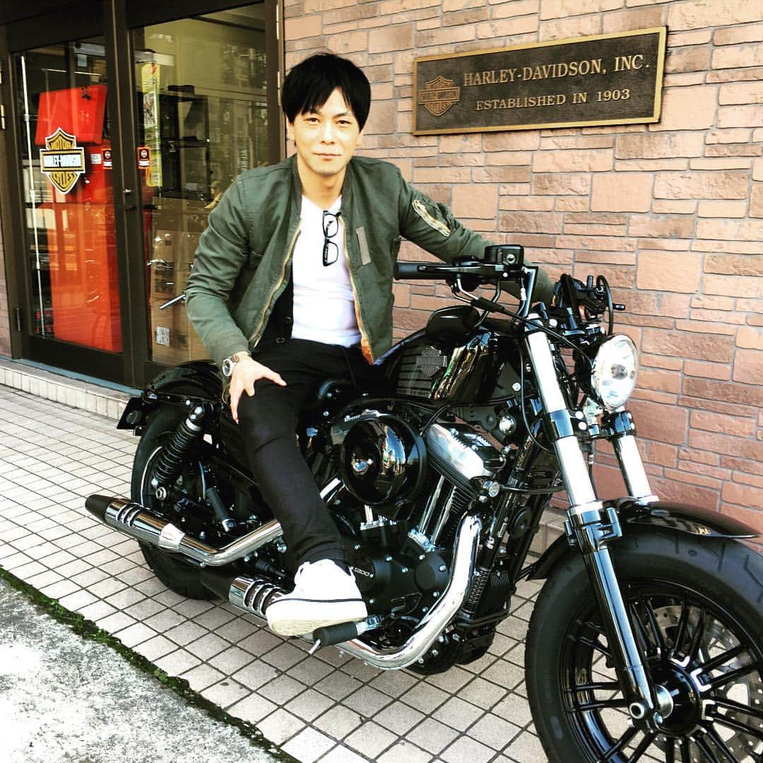 井上聡のインスタグラム：「ついにハーレー納車の日を迎えた。練馬店のディーラーのみなさんが見送ってくれたので余計に緊張した。乗って立ち去った瞬間に風と化し、今まで繋がれていた引き篭もりという太い鎖が一瞬で引きちぎれた気分になった。 「これが同化というやつか・・・」 #発信するとき緊張で受けた説明全部忘れた #風になったのは最初だけですぐ渋滞につかまる #カブに抜かれた #鎖がどうのこうの言いましたが怖いのでまっすぐ帰宅 #バイク用に髪切ったのにやはりペシャンコになっている #HD練馬」