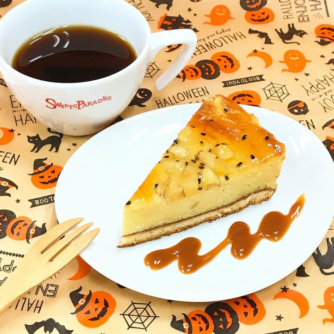 スイーツパラダイス公式（スイパラ）さんのインスタグラム写真 - (スイーツパラダイス公式（スイパラ）Instagram)「秋の大人気スイーツ 「さつまいものケーキ」 しっとりとした食感で優しい甘さが特徴です。 ブラックのコーヒーと一緒に楽しみたいですね😊  #スイーツパラダイス #スイパラ #スイーツ #ブッフェ #スイーツ部 #女子会 # ママ会 #ケーキ #もっと楽しく♪ #もっと楽しくスイパラ #もっと楽しくスイパラ第三弾 #さつまいも #焼き芋 #秋スイーツ #ほっこり」10月27日 17時16分 - sweetsparadise