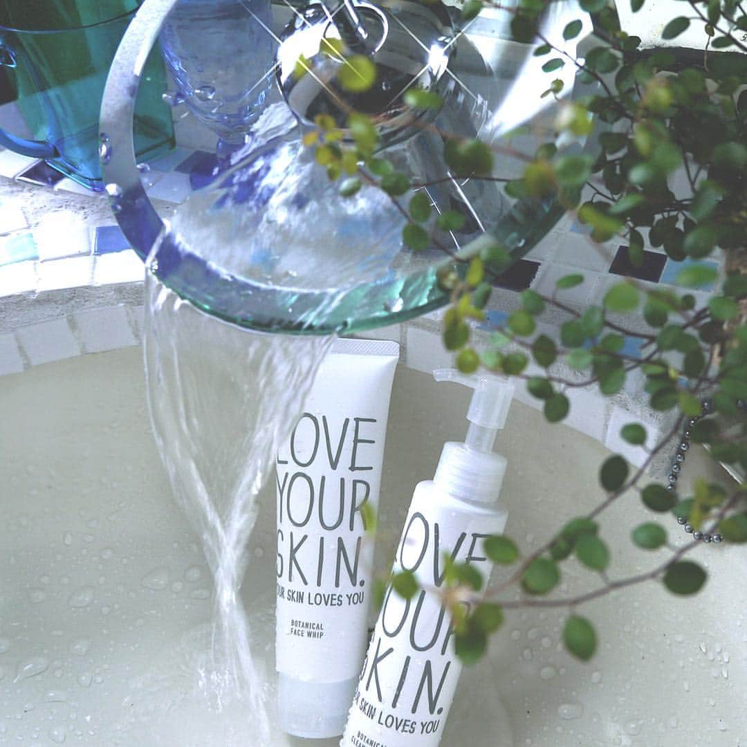 LOVE YOUR SKIN. のインスタグラム：「【But first skincare】 スキンケアで一番大切なのは、汚れをきれいに落とすこと。 肌にメイクが残っていると肌荒れの原因に。 ⠀⠀ 天然の恵みが詰まった #ボタニカルコスメ で理想の肌づくりを✨ ⠀⠀ #LOVEYOURSKIN #ラブユアスキン #スキンケア用品 #naturalbeautys #ナチュラル系 #ナチュラルな暮らし #beautyfrominside #素肌 #美肌作り #organicskincarelover #オーガニックライフ #dailylifestyle #cleansingoil #クレンジングオイル #洗顔料 @loveyourskin01」