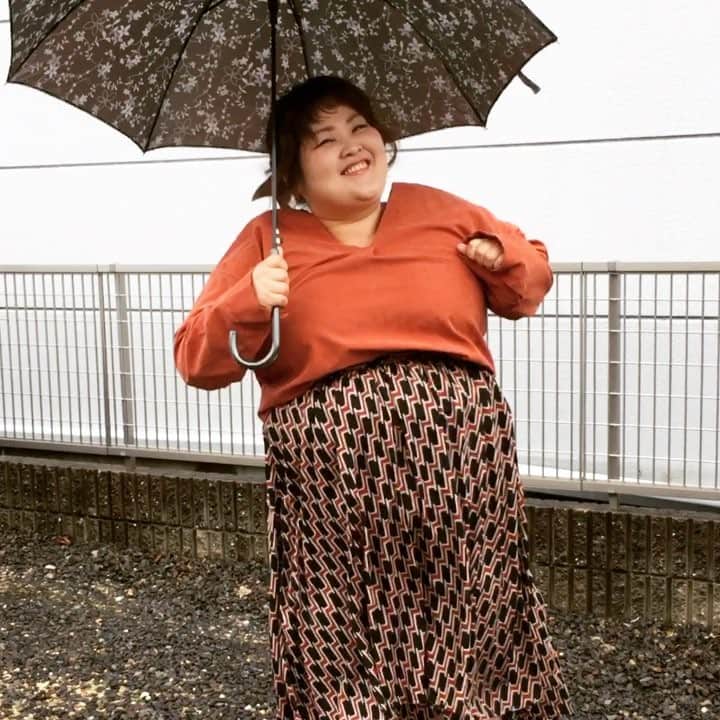 のインスタグラム：「ぴょんぴょん🐰おもち組 . . .  #ahappymarilyn  #ハッピーマリリン #ハピマリ #おもち #followme  #fashion  #ファッション #r_fashion  #ぽっちゃりコーデ  #大きいサイズ #ラファコーデ  #ff #おしゃれさんと繋がりたい  #今日のコーデ  #雨 #傘 #rain #mamagirl  #coordinate  #ootd  #outfit  #swag #lol #スカート #ぴょんぴょん #ピョンピョン #jamp #ジャンプ」
