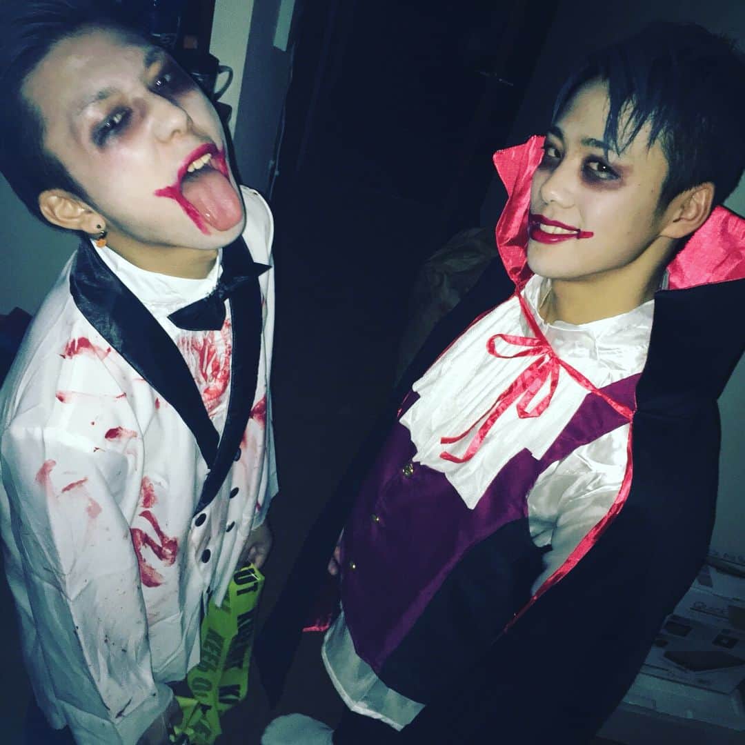 長澤青空のインスタグラム：「インスタ映え狙った。 ハロウィンだけメイクでカッコ良くなれる男です。 #ハロウィン #メイク #ジョーカー #仮装 #血のり #写真 #ガチ勢 #ドンキ #クオリティ #まひとかほ化粧上手い」