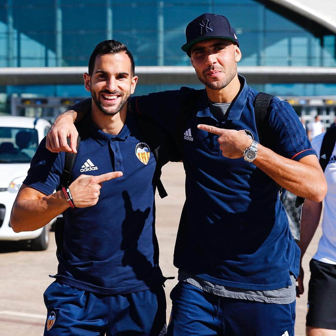 マルティン・モントヤのインスタグラム：「Preparados para el partido de mañana. Con mi amigo @simonezaza  #AmuntValencia」