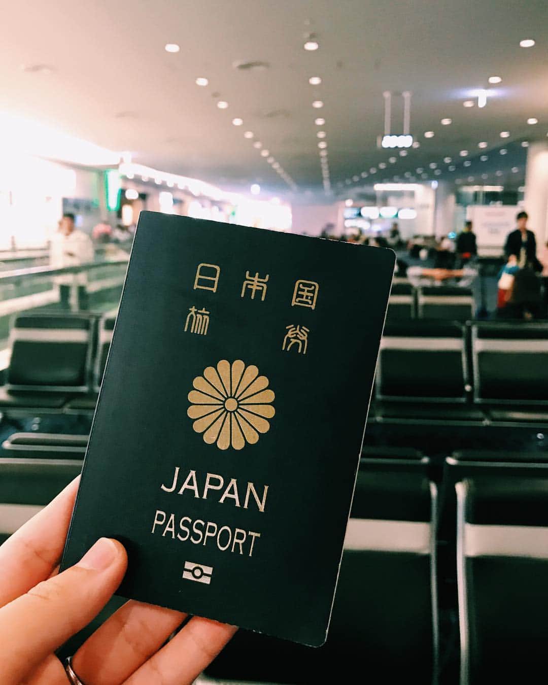Risa Mizunoのインスタグラム：「After settled important works in Tokyo, I am off to Malaysia tonight! It has been almost 6 months here in Japan and I need Malaysia air to refresh my mind✨ I am still super excited in this airport departure moment even I have been to Malaysia so many times ❤️ Also because I miss my husband went back first few weeks ago due to his work 😂 Inshallah for the safe trip ✈️✨ #japanesemuslim #islam #muslim #muslimah #japanese #japan #tokyo #malaysia #muslimahtokyo  #travel #travellife #journey #hijab #tudung #日本人ムスリム #日本 #東京 #イスラーム #マレーシア #国際結婚 #🇲🇾 #❤️ #🇯🇵#ANA旅」