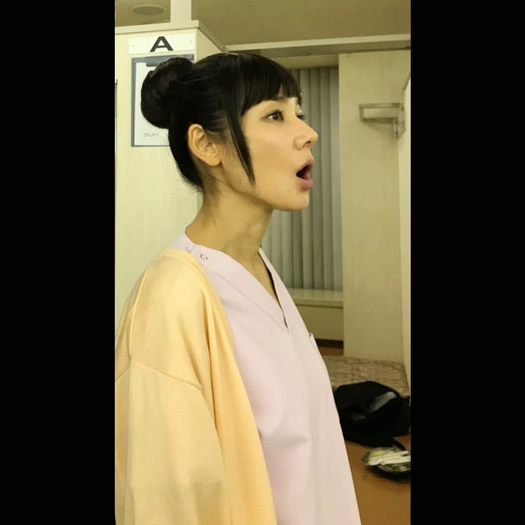 吉田羊さんのインスタグラム写真 - (吉田羊Instagram)「事前告知、第三弾。 ▪️10/28土曜  フジ系列 10:25〜 「『怖い絵』展と怖いグルメツアー」 入場者殺到の怖い絵展の魅力を、 ちょっと変わった切り口でご紹介。 ▪️10/29日曜  WOWOW16:00〜 東京サンシャインボーイズ舞台「returns」 30年の充電期間の中にある 三谷幸喜さん率いる劇団 サンシャインボーイズ。 充電15年目に12日間だけ復活し、 最新作ながら、わずか2千人足らずしか 観られなかった伝説の舞台。 吉田羊が初めて三谷さんとご一緒した 記念すべき舞台でもあります。 ▪️10/29日曜  WOWOW18:00〜 シスカンパニー舞台「子供の事情」 そしてこちらは、 今夏上演した三谷さんの新作舞台が 早くもWOWOWで登場。 20代から60代の役者たちが、 全員10歳設定のクラスメート。 いい大人達が、 全力で小学四年生を演じております。 小学生だけど小学生じゃない、 なんとも不思議なリアルファンタジーの傑作を、 かつて10歳だった全ての大人達に贈ります。 29日は、16時からぶっ続けで三谷ワールドを 是非ご堪能ください。 さて、今夜のコウノドリ第3話。 「産後うつ」と「無痛分娩」のお話でした。 みてくれてありがとう。 #まもなくハロウィン #街で小松のコスプレしてくれる人とか #いたら嬉しいなぁ」10月27日 22時52分 - yoshidayoh_official