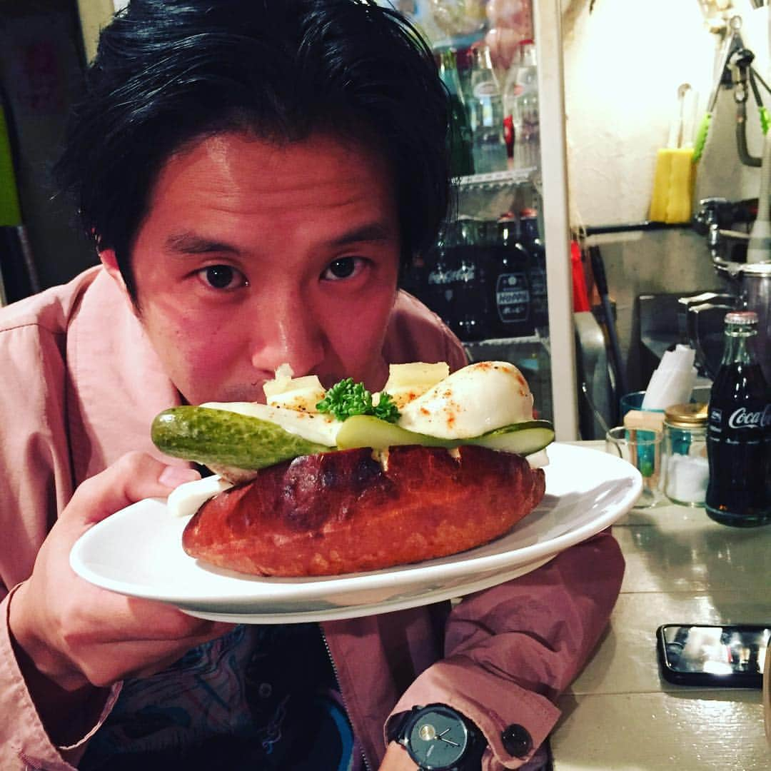 中島ヒロトさんのインスタグラム写真 - (中島ヒロトInstagram)「ホットドッグin三軒茶屋。 ケイシと。初めて、三軒茶屋来た（笑）。 #intheroof  #tokyonumber1soulset  #keishitanaka」10月27日 23時14分 - djhirotonakajima