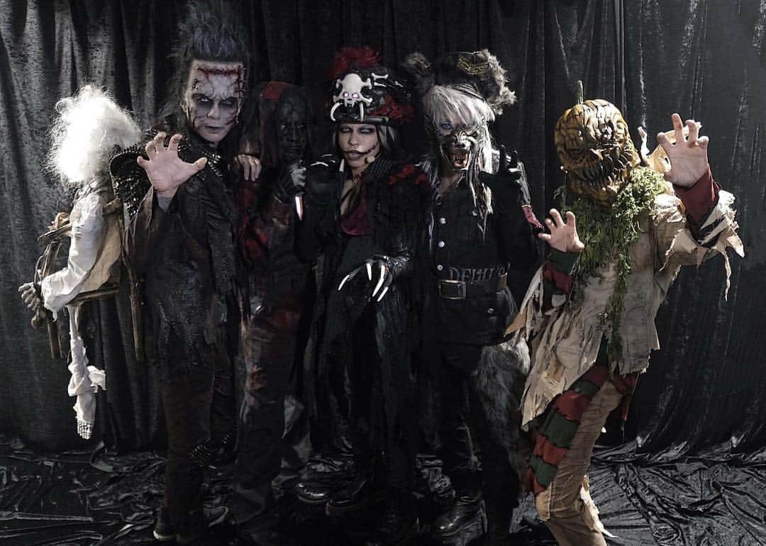 VAMPSのインスタグラム：「HALLOWEEN PARTY 2017 Day 1 is over! It was a traditional Halloween attire day! What will they wear tomorrow? . HALLOWEEN PARTY 2017 1日目終了! 本日はハロウィンの正装でした🎃 明日の仮装もお楽しみに!👻 #vamps2017 #ハロパ2017 #halloweenparty」