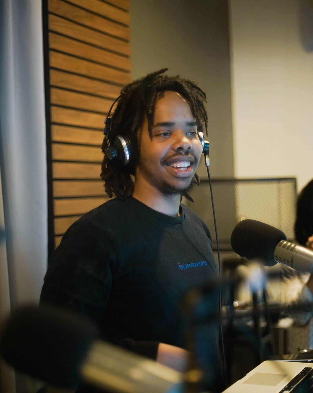 Red Bull Music Academyさんのインスタグラム写真 - (Red Bull Music AcademyInstagram)「Kicking off the second season of Stay Inside on @redbullradio, Earl Sweatshirt, Knxwledge and friends hijacked the RBR radio airwaves for a special live broadcast. 🌟 Stay tuned for more!」10月28日 7時22分 - rbma
