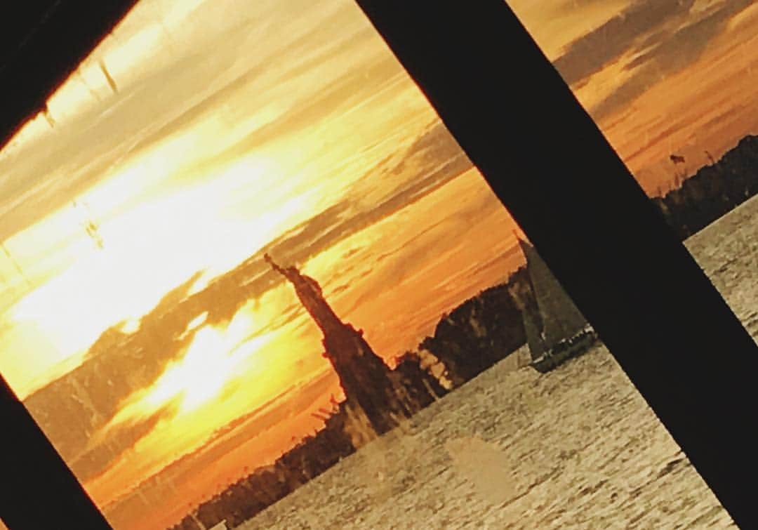 わちみなみのインスタグラム：「自由の女神🗽 . 自由の女神より綺麗な夕焼けに感動してしまう〜(o^^o) 帰国して、もう出かけてる！ . #thestatueofliberty #newyork」