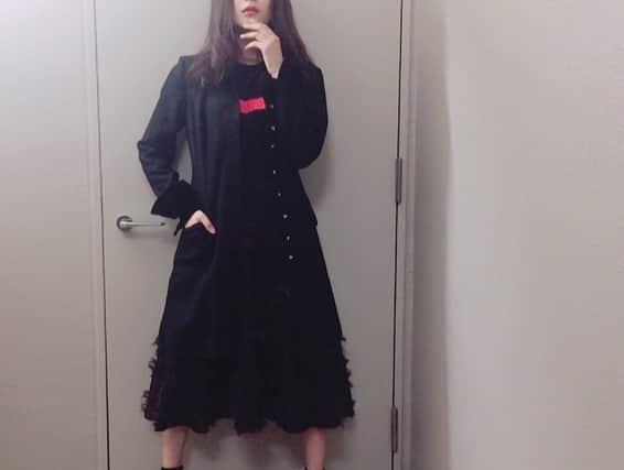 入山杏奈さんのインスタグラム写真 - (入山杏奈Instagram)「昨日の私服。 アウターを脱ぐと...❤︎ このTシャツなーんだ。」10月28日 10時38分 - iamannairiyama