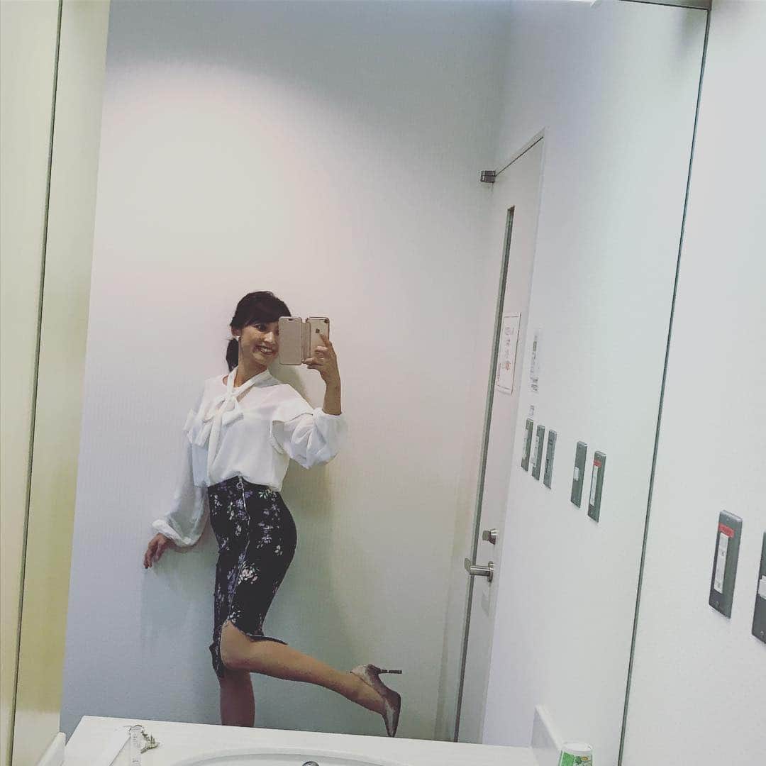 望月理恵さんのインスタグラム写真 - (望月理恵Instagram)「今日はロングタイトスカート。 スリット少々  #ズムサタ#衣装#PINKO」10月28日 10時39分 - mochiee28