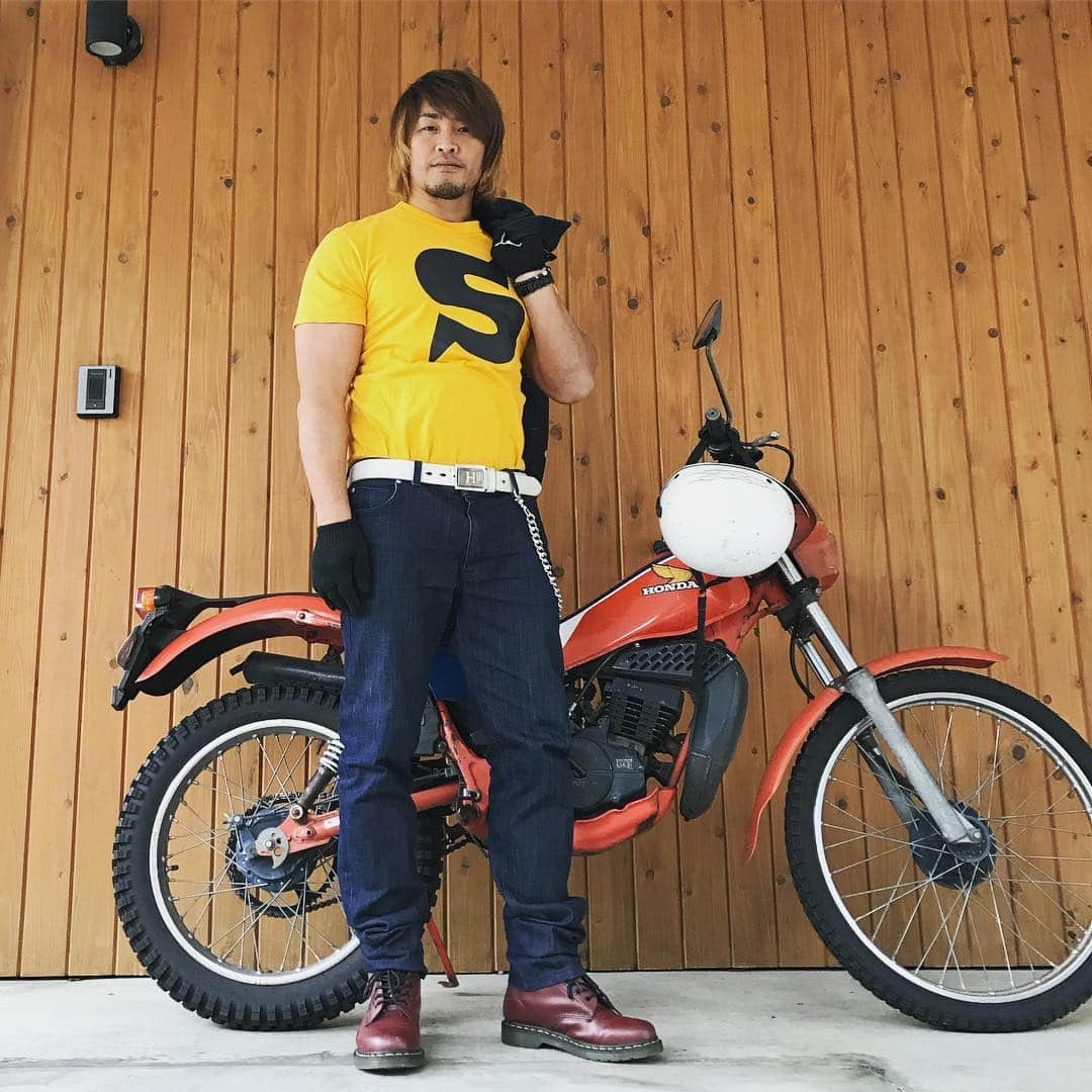 棚橋弘至さんのインスタグラム写真 - (棚橋弘至Instagram)「おはよう。髪型+手袋+バイクでストロンガー度アップ⤴️ #仮面ライダーストロンガー #城茂」10月28日 11時23分 - hiroshi_tanahashi