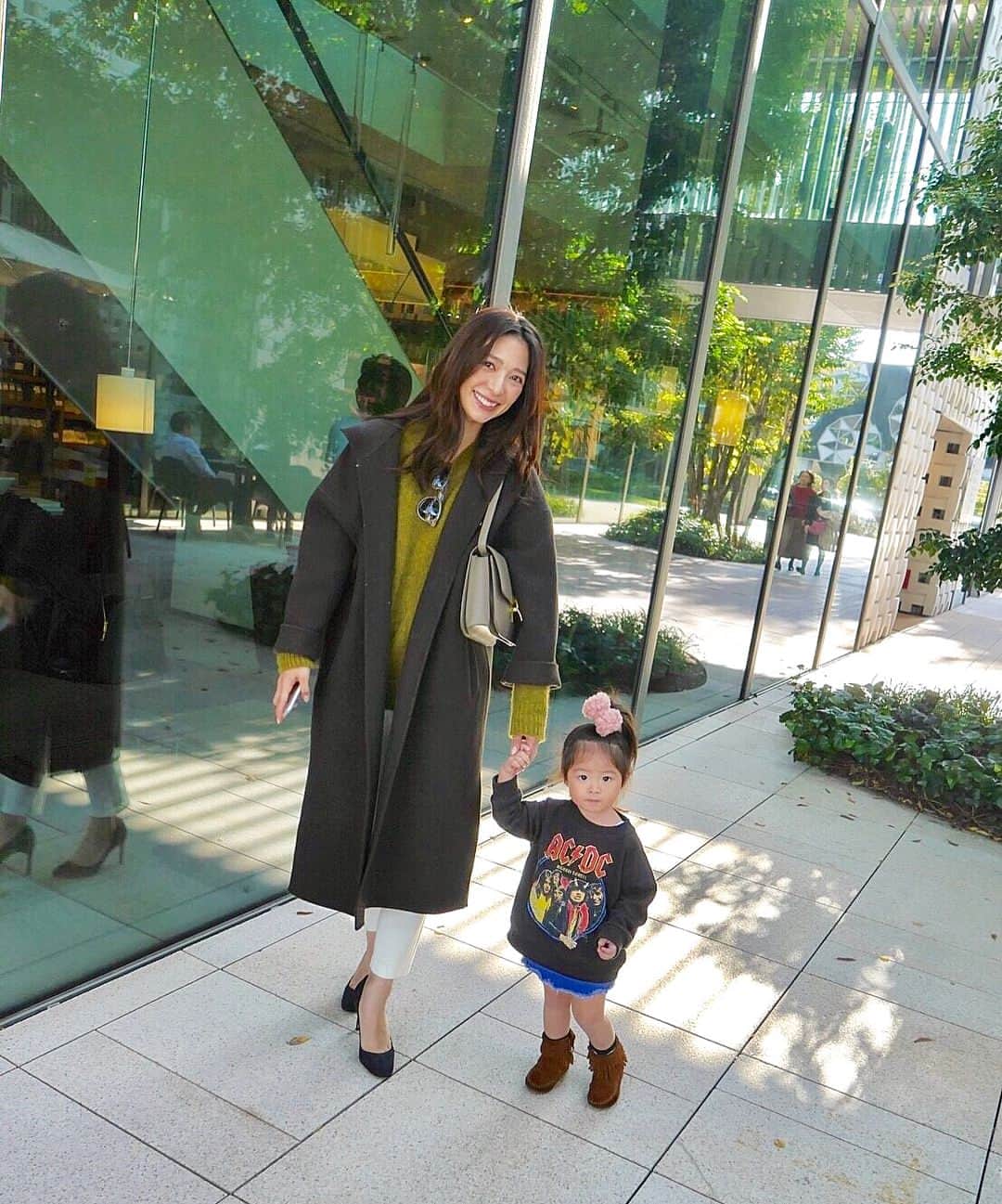 西山真以さんのインスタグラム写真 - (西山真以Instagram)「* 昨日は仕事終わりに大好きな可愛い親子と代官山へ☕️🥞♪ 最近ようやくちゃんと認識してもらえてきたのか、自ら手を伸ばして繋いできてくれたり、名前を呼んでくれたり🙈💓(まぁいちっ❤︎って呼んでくれます) 会うたび胸を締め付けられてます😩💕 . #friendstime #withlittlegirl  #daikanyama  #wear  #outer #stunninglure  #knit #barnyardstorm  #pants #babylone  #shoes #sergiorossi  #bag #celine」10月28日 11時51分 - mai0830
