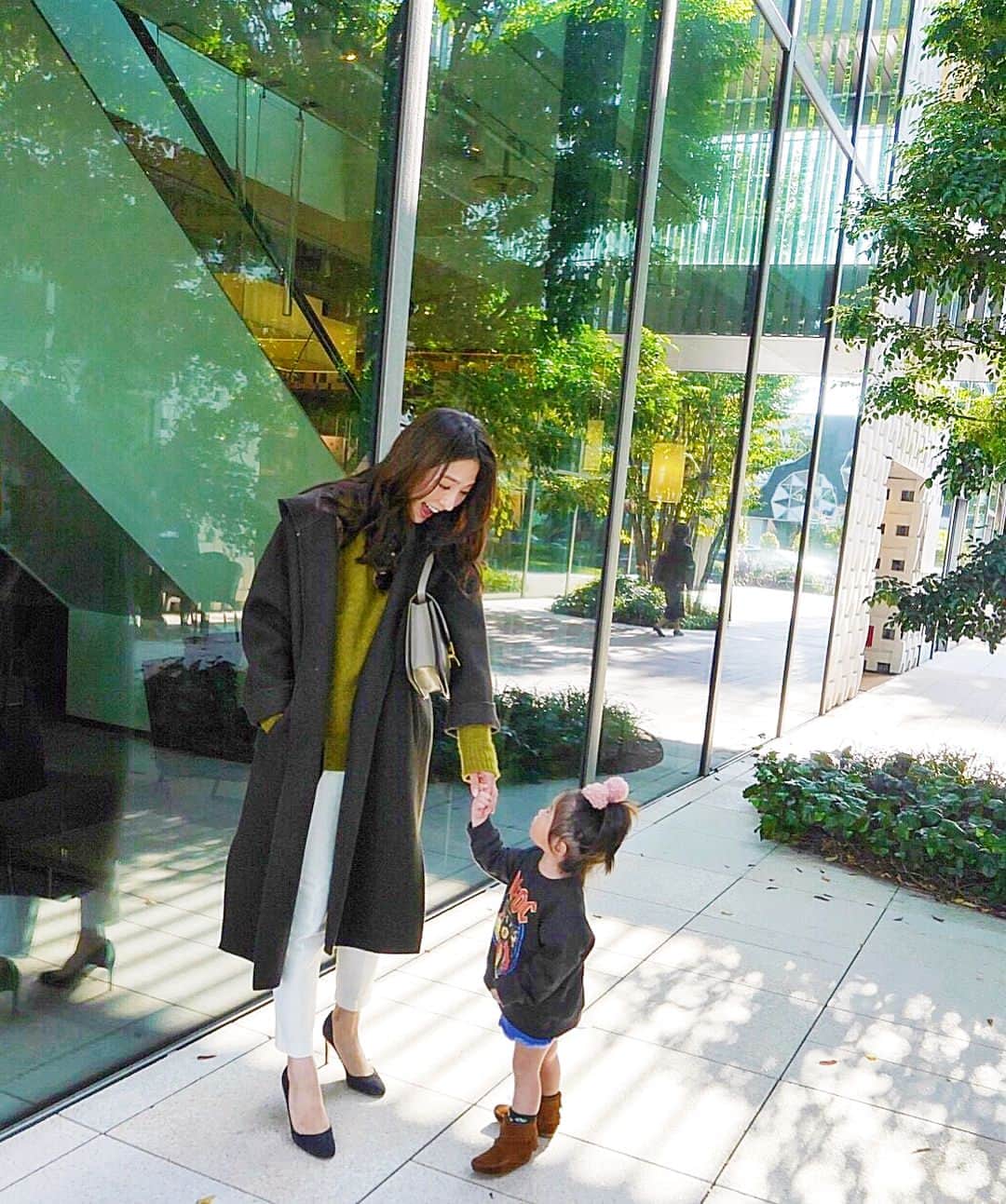 西山真以さんのインスタグラム写真 - (西山真以Instagram)「* 昨日は仕事終わりに大好きな可愛い親子と代官山へ☕️🥞♪ 最近ようやくちゃんと認識してもらえてきたのか、自ら手を伸ばして繋いできてくれたり、名前を呼んでくれたり🙈💓(まぁいちっ❤︎って呼んでくれます) 会うたび胸を締め付けられてます😩💕 . #friendstime #withlittlegirl  #daikanyama  #wear  #outer #stunninglure  #knit #barnyardstorm  #pants #babylone  #shoes #sergiorossi  #bag #celine」10月28日 11時51分 - mai0830